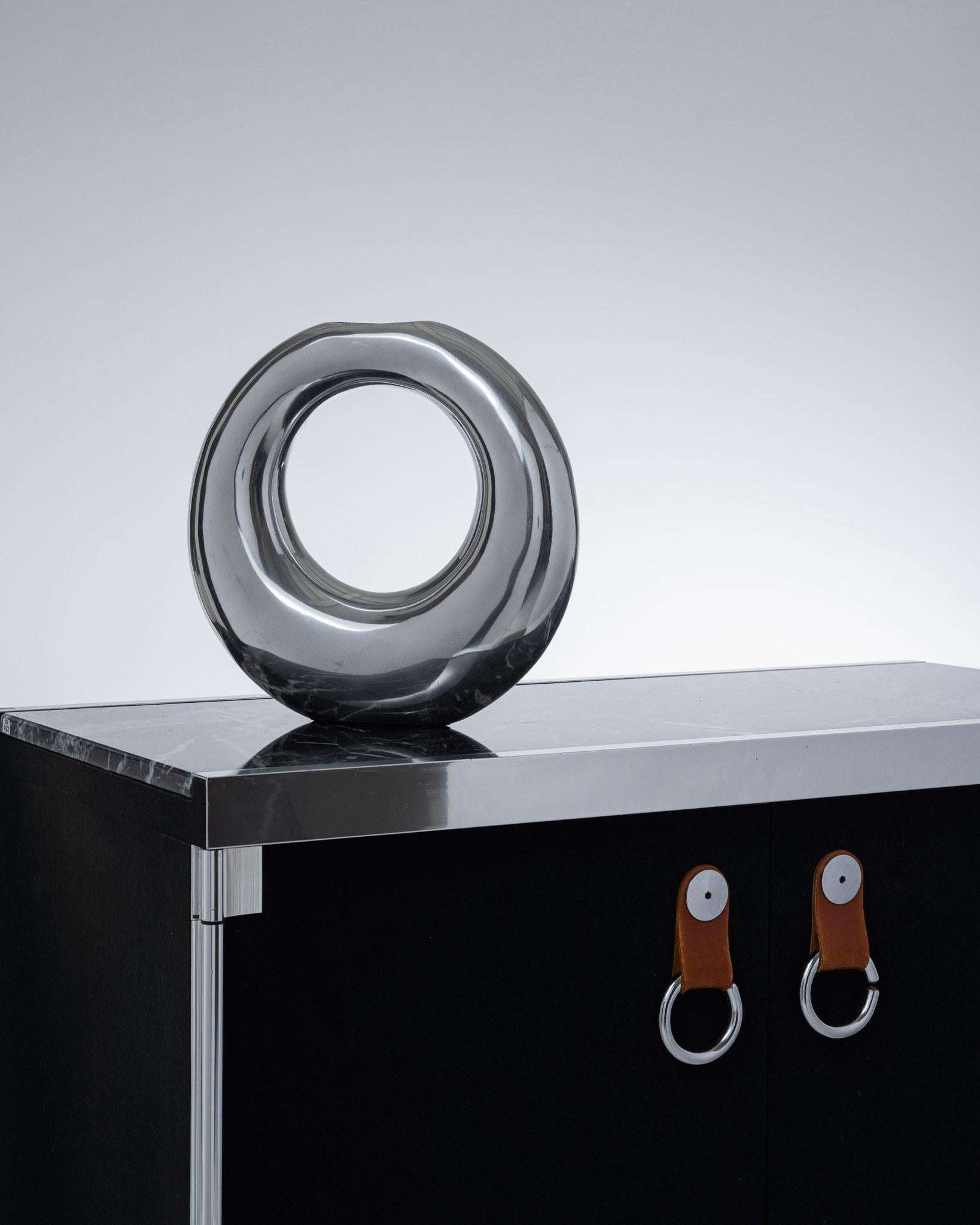 Vase à bourgeons en aluminium fabriqué à la main, années 1980. Avec une forme circulaire creuse caractéristique du style de l'âge de l'espace, avec une finition polie. En bon état général.

DV4474