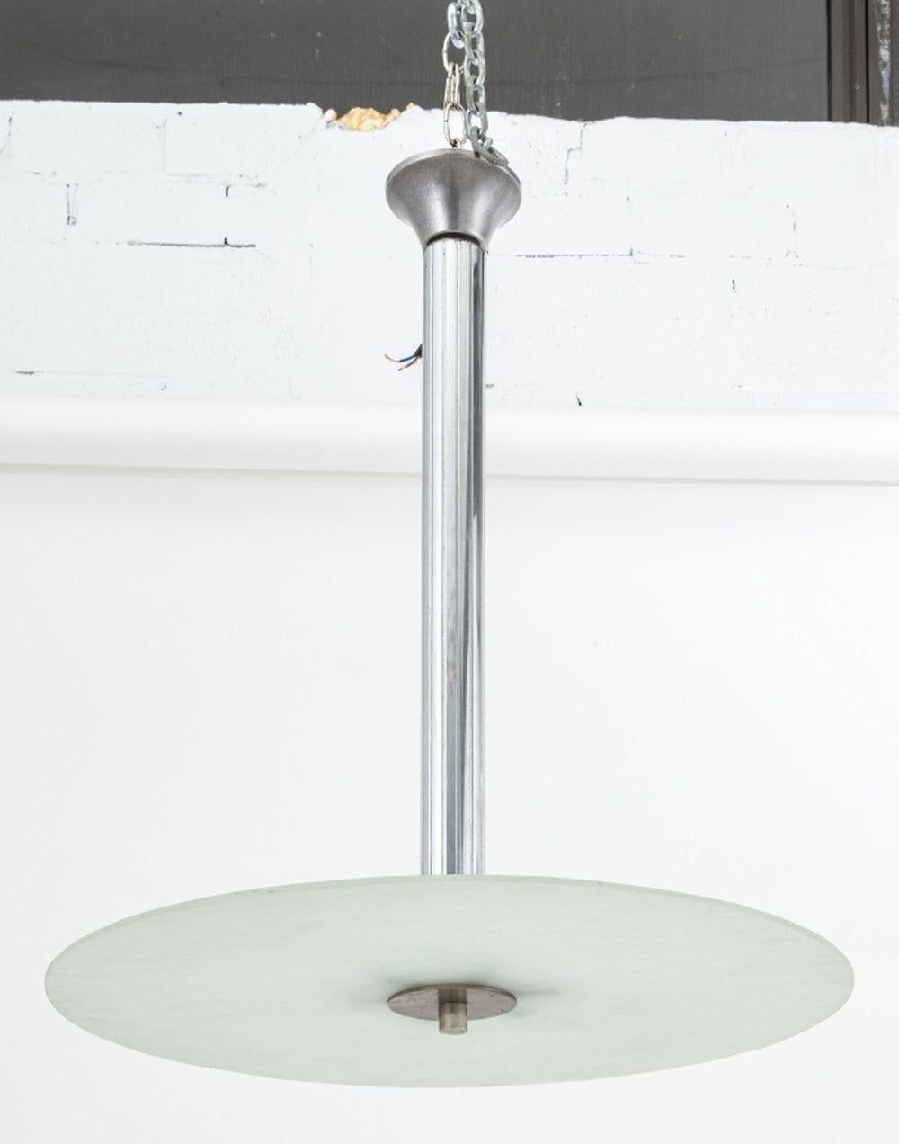 Araña de aluminio y cristal de la Era Espacial, soporte cilíndrico con seis luces sobre una placa circular de cristal escarchado. 29