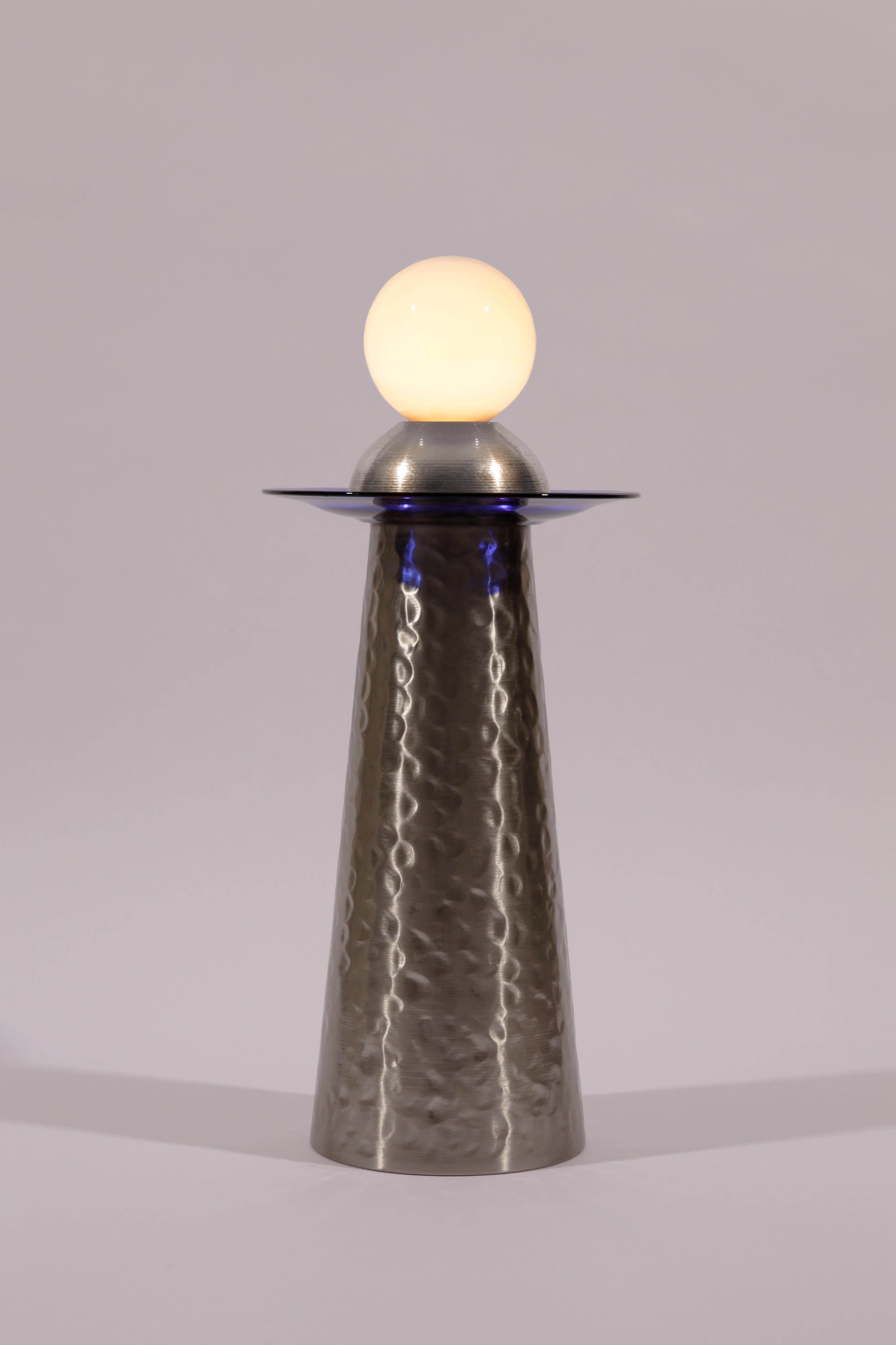 Ère spatiale Lampe de bureau contemporaine en verre bleu en aluminium de l'ère spatiale par Nusprodukt en vente
