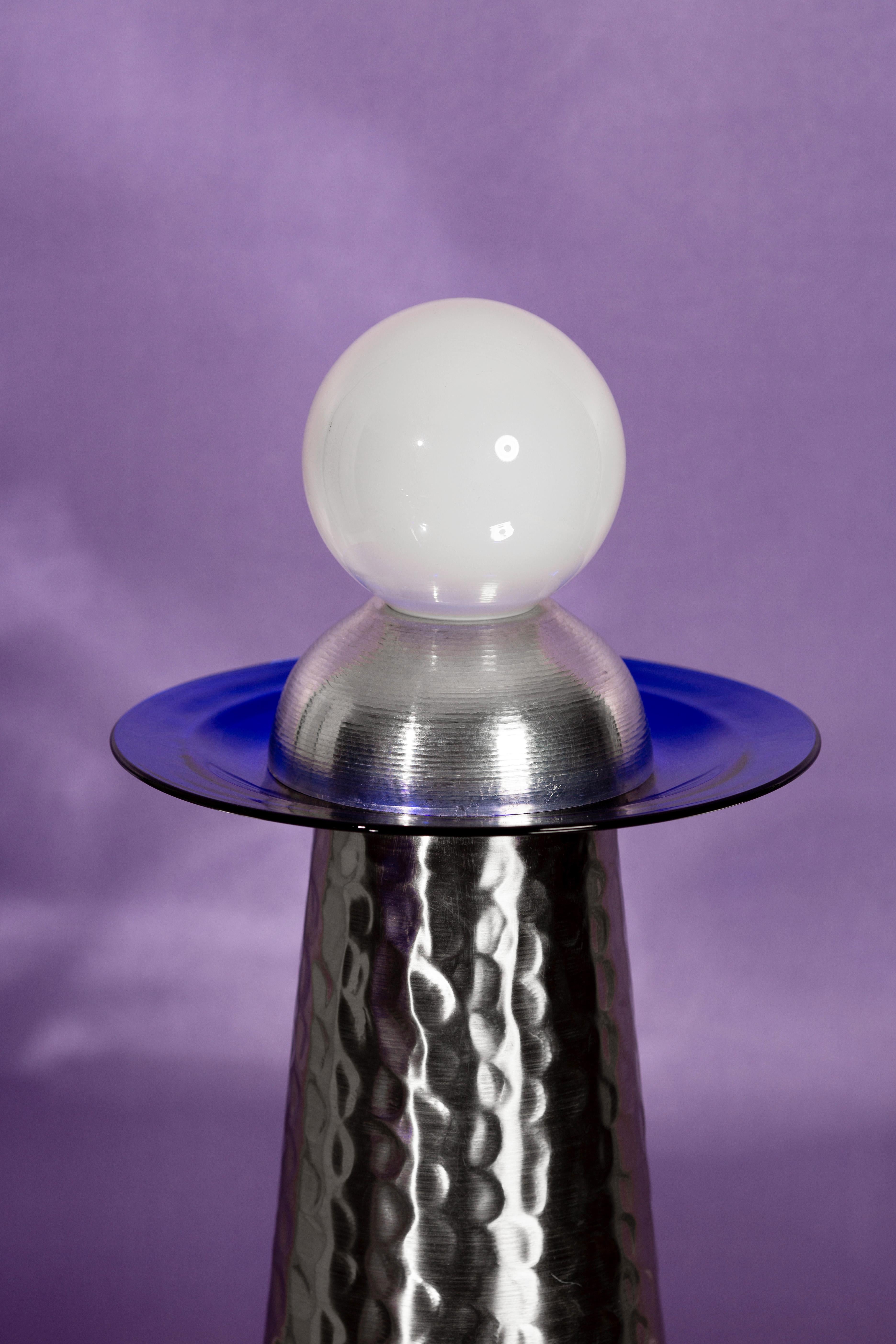 Américain Lampe de bureau contemporaine en verre bleu en aluminium de l'ère spatiale par Nusprodukt en vente