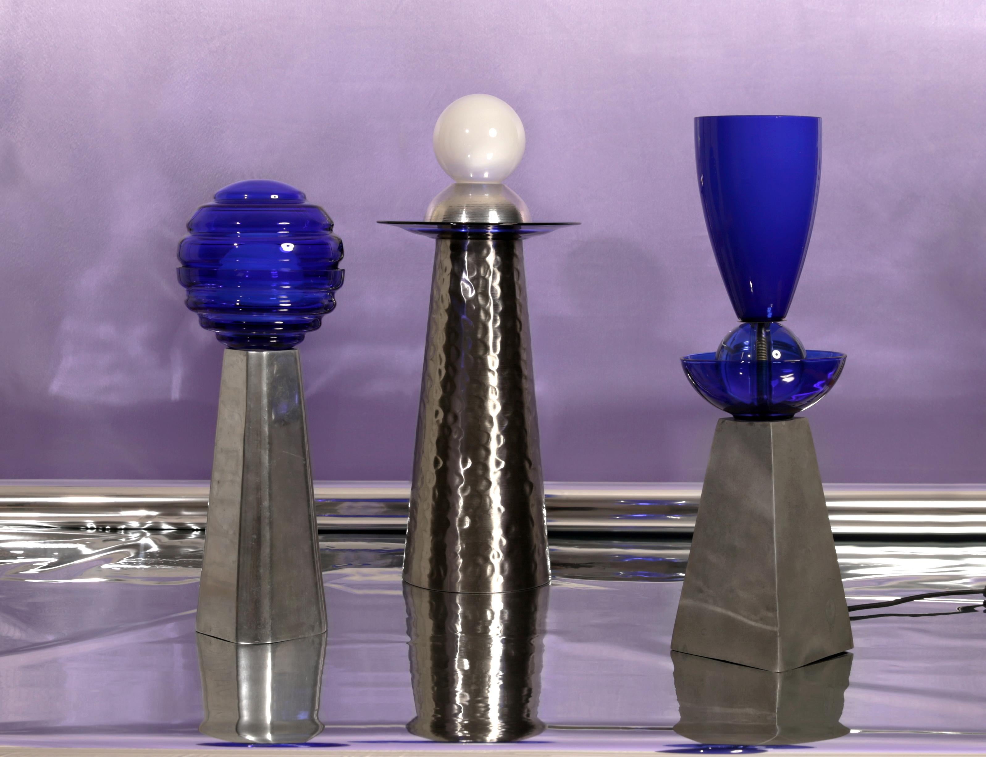Fait main Lampe de bureau contemporaine en verre bleu en aluminium de l'ère spatiale par Nusprodukt en vente