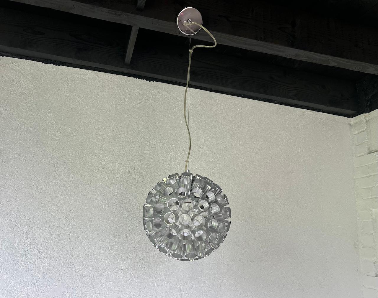 Questa lampada a sospensione dell'era spaziale è realizzata in alluminio, è molto leggera e altamente decorativa.

Diametro: 25 cm