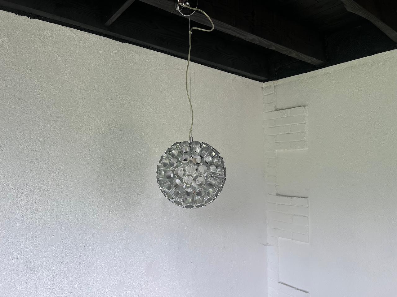 Lampada a sospensione in alluminio NO AGE, anni '70 In condizioni buone in vendita a LYON, FR