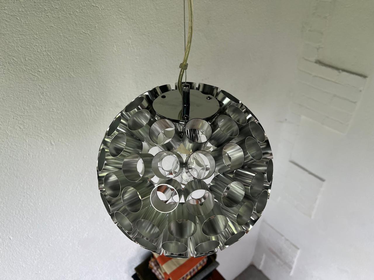 Lampada a sospensione in alluminio NO AGE, anni '70 in vendita 1