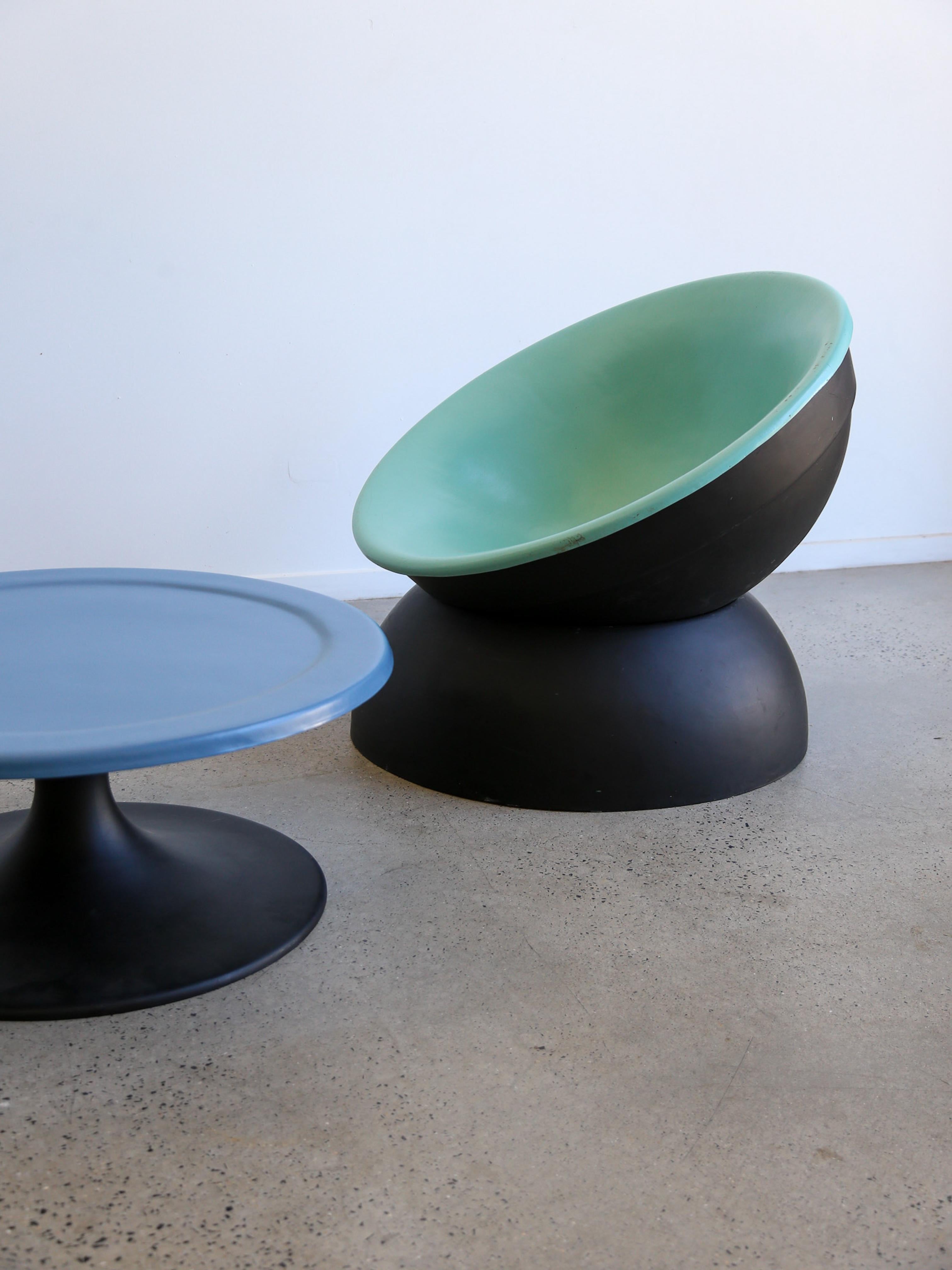 Ère spatiale Fauteuil et table basse de l'ère spatiale en fibre de verre des années 1970 en vente