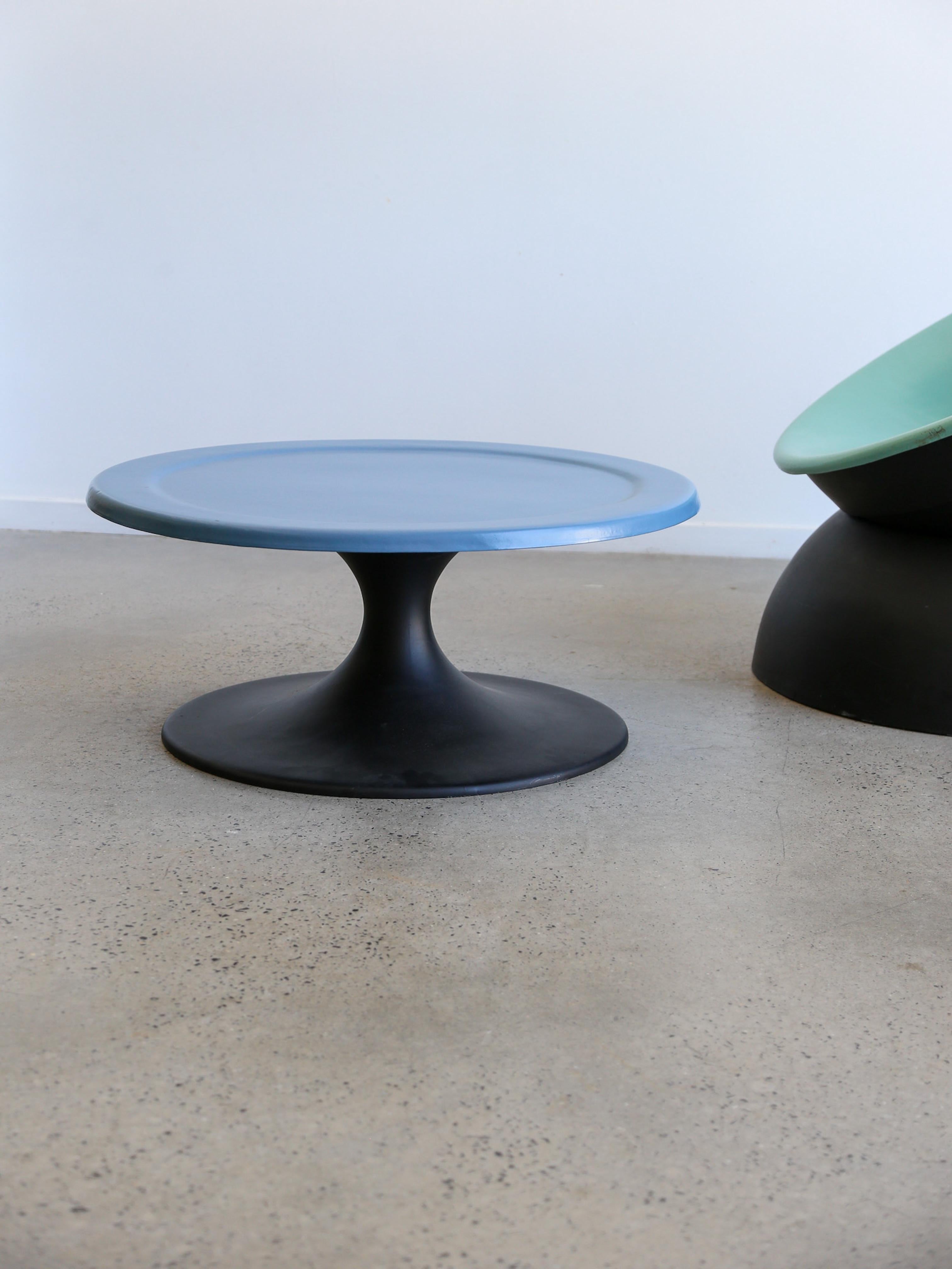 italien Fauteuil et table basse de l'ère spatiale en fibre de verre des années 1970 en vente