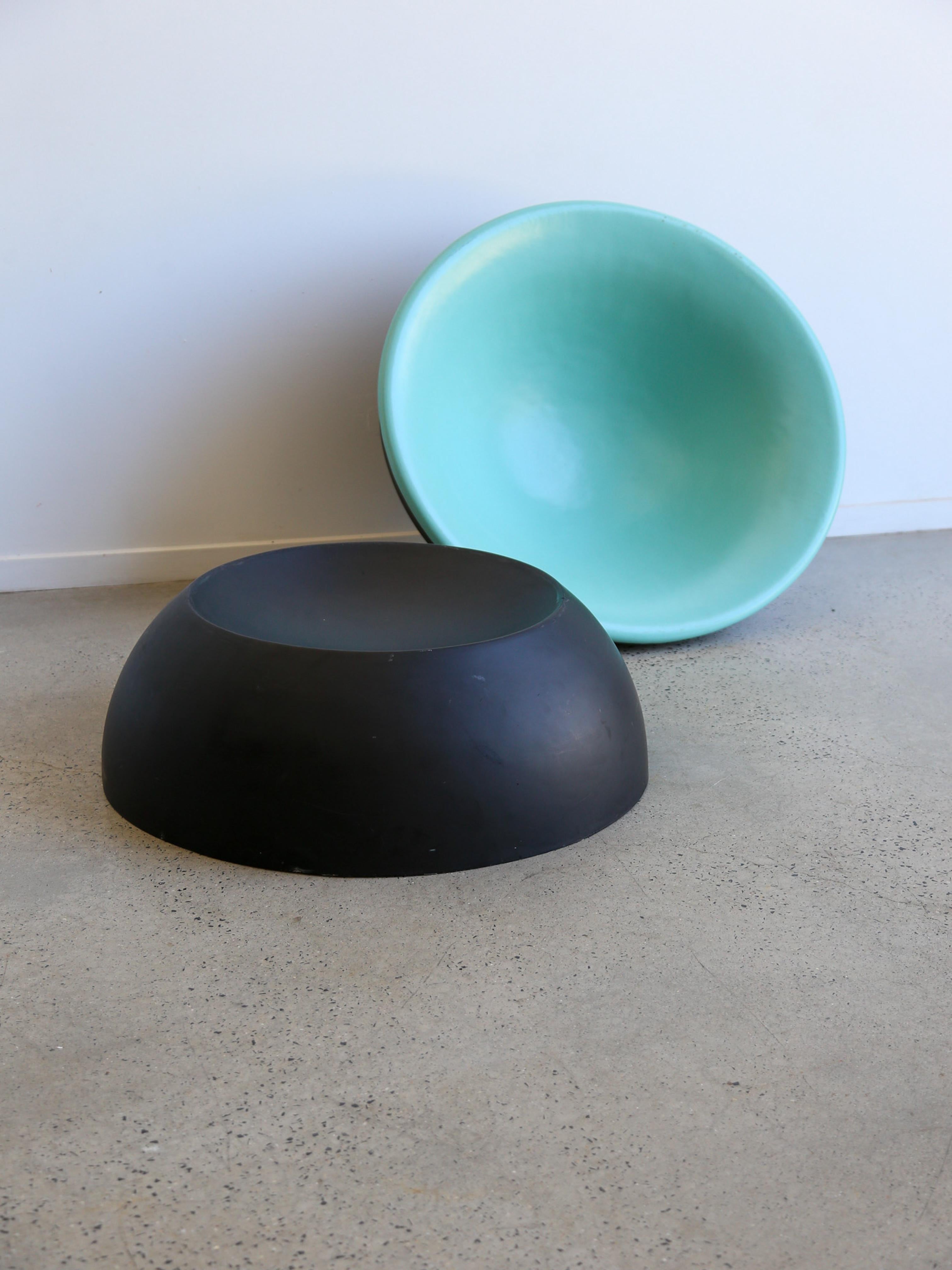 Fauteuil et table basse de l'ère spatiale en fibre de verre des années 1970 en vente 1