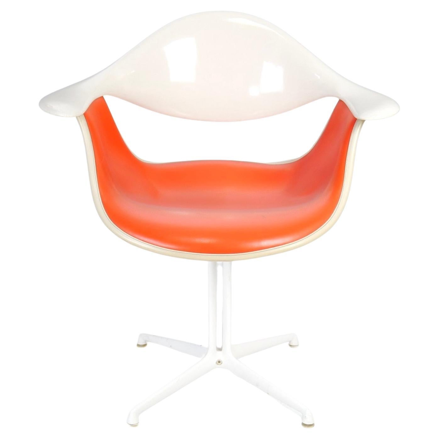 Orangefarbener DAF-Stuhl von George Nelson
mit leichter Patina und Gebrauchsspuren.