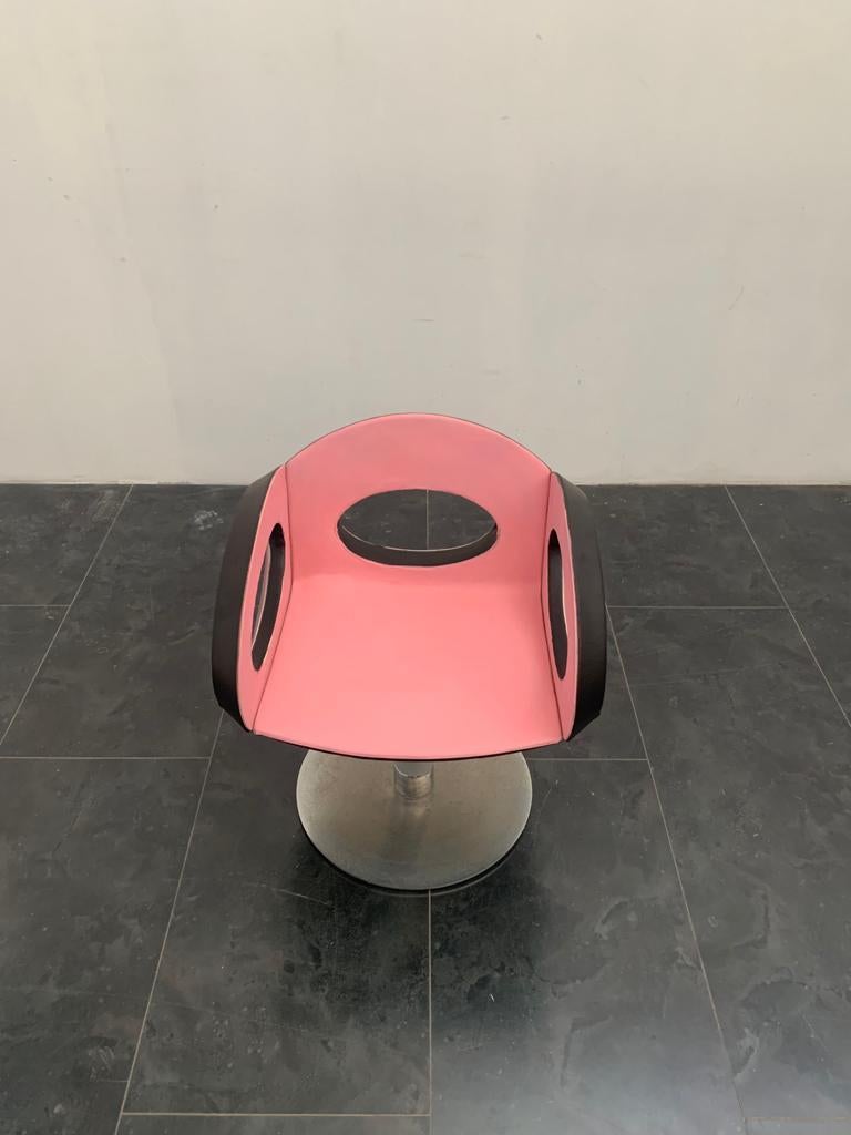 Exceptional space age style armchair, steel base with satin-finish steel fitting, rotatable seat in black and pink leather. On one side halo of presence of manufacturer's label. Signed hardware not traceable to the construction. Base with signs of