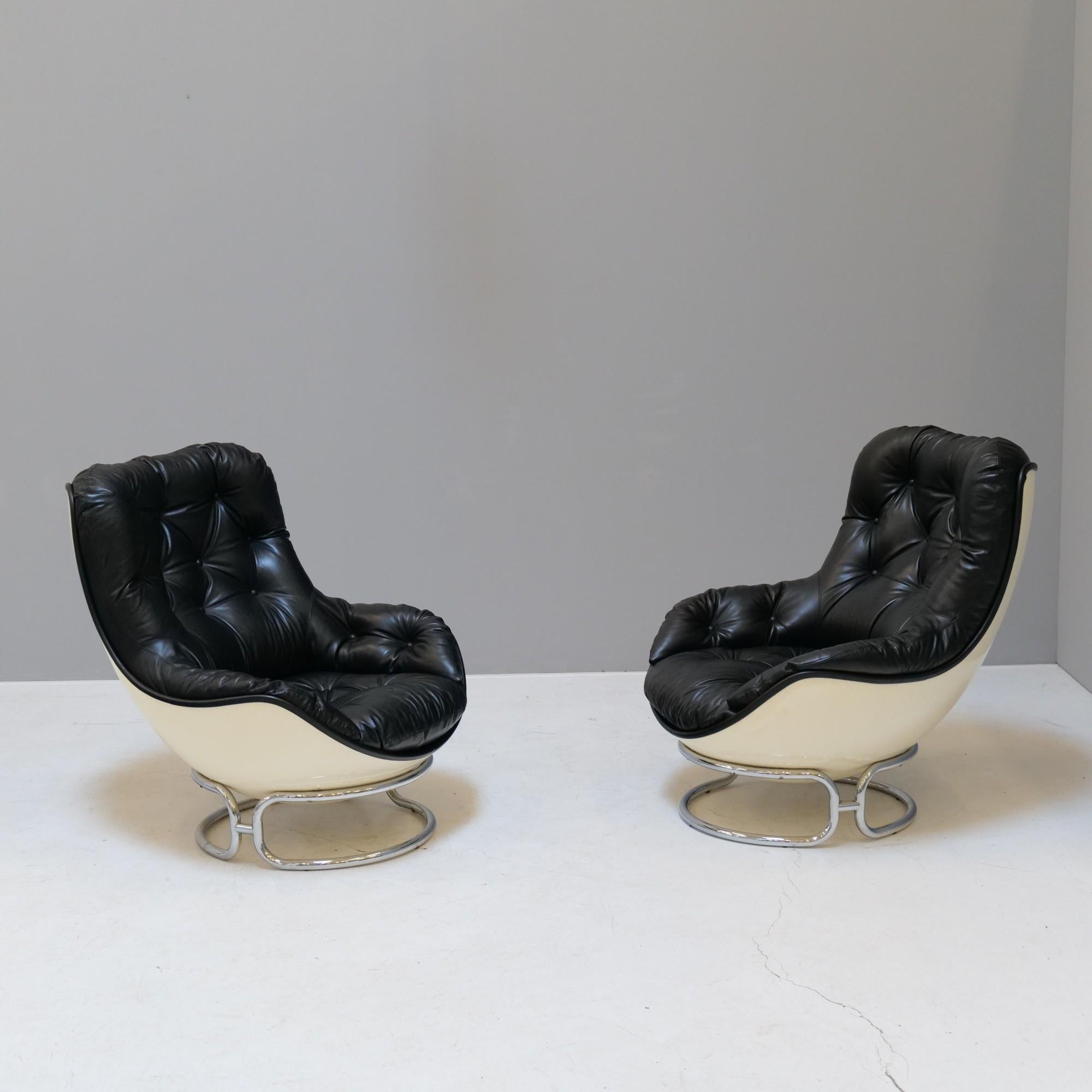 Space age egg chairs - 1970s for Airborne

Upholstered premium leather:
Good condition with slight patina on the chrome.