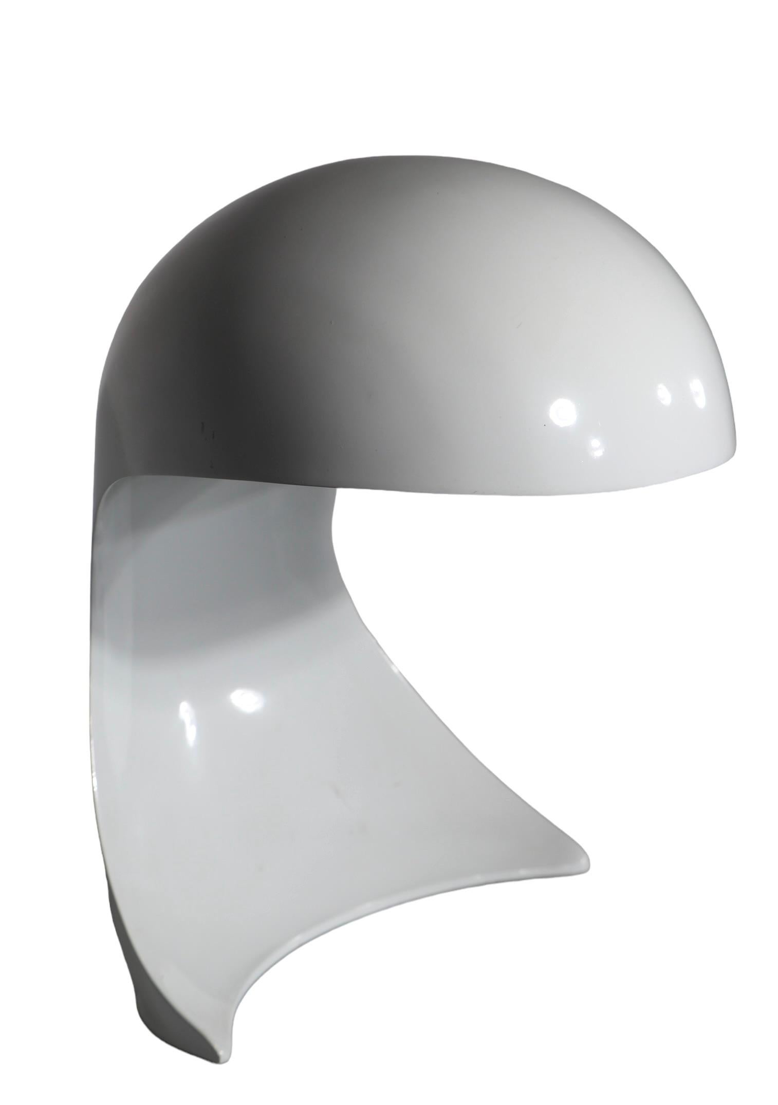 Classic Post Modern, Space Age Dania Table lamp, designed by Dario Tognon, for Artemide, made in Italy circa 1960’s.
The lamp features a white metal structure which is in original finish, it is currently wired for US application, accepts a standard