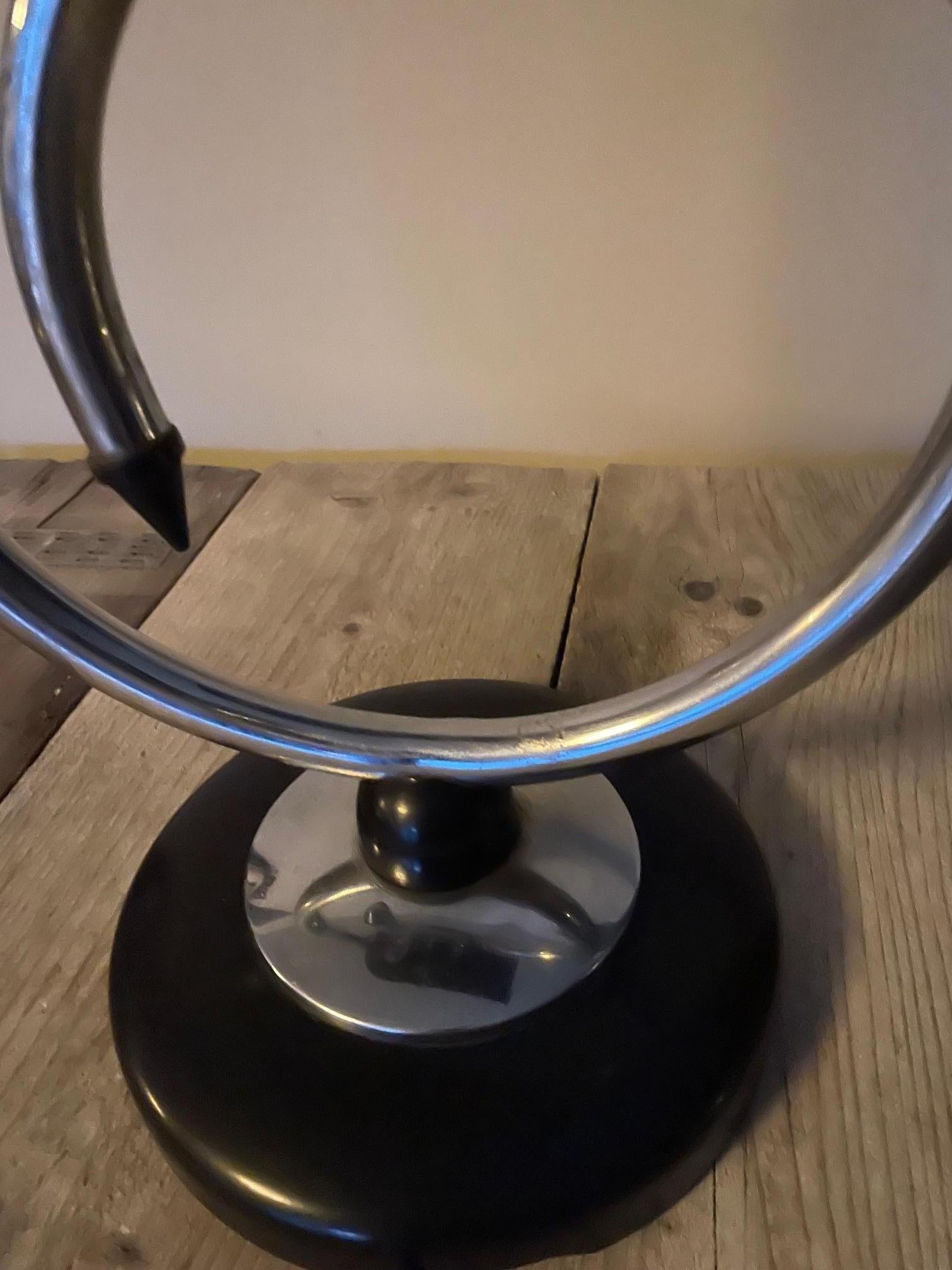 Base de cenicero de la era espacial en Desgastado estado para la venta en Nivelles, BE