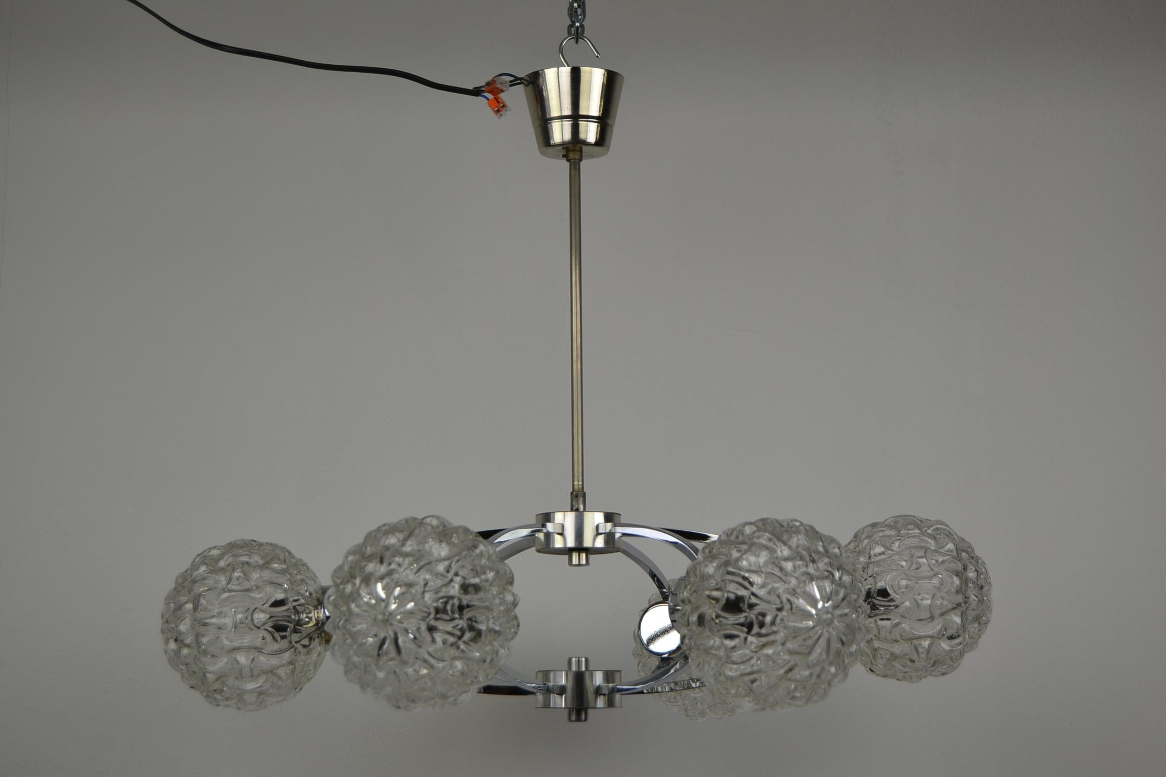 Lustre atomique de la NO AGE. 
Lampe allemande Sputnik en chrome et verre datant des années 1960. Ce lustre Orbital a été fabriqué en Allemagne.
Il s'agit d'un plafonnier de style moderne avec un très beau chrome brillant et 6 magnifiques abat-jours
