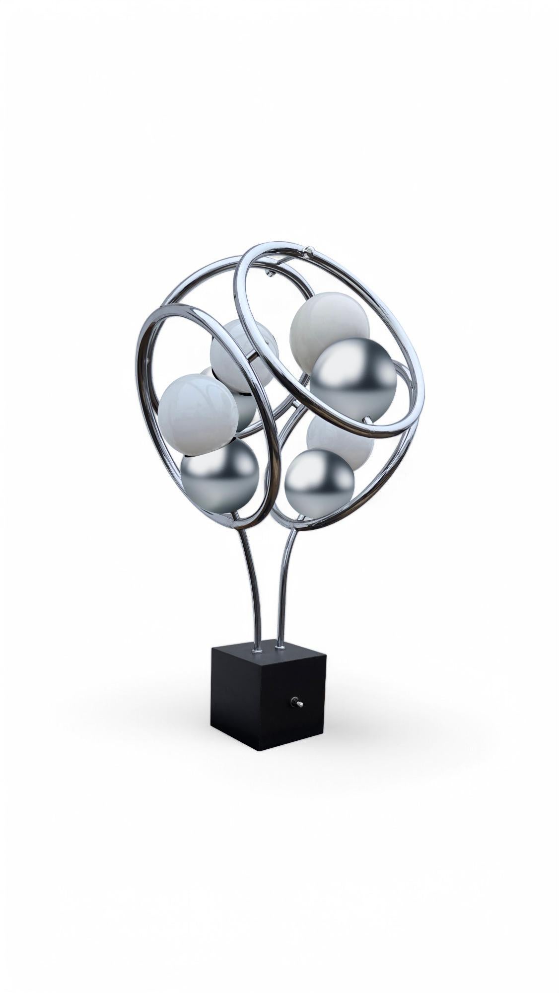 Space Age Atomic Chrome Abstract Table Lamp In Good Condition For Sale In Middlesex, NJ