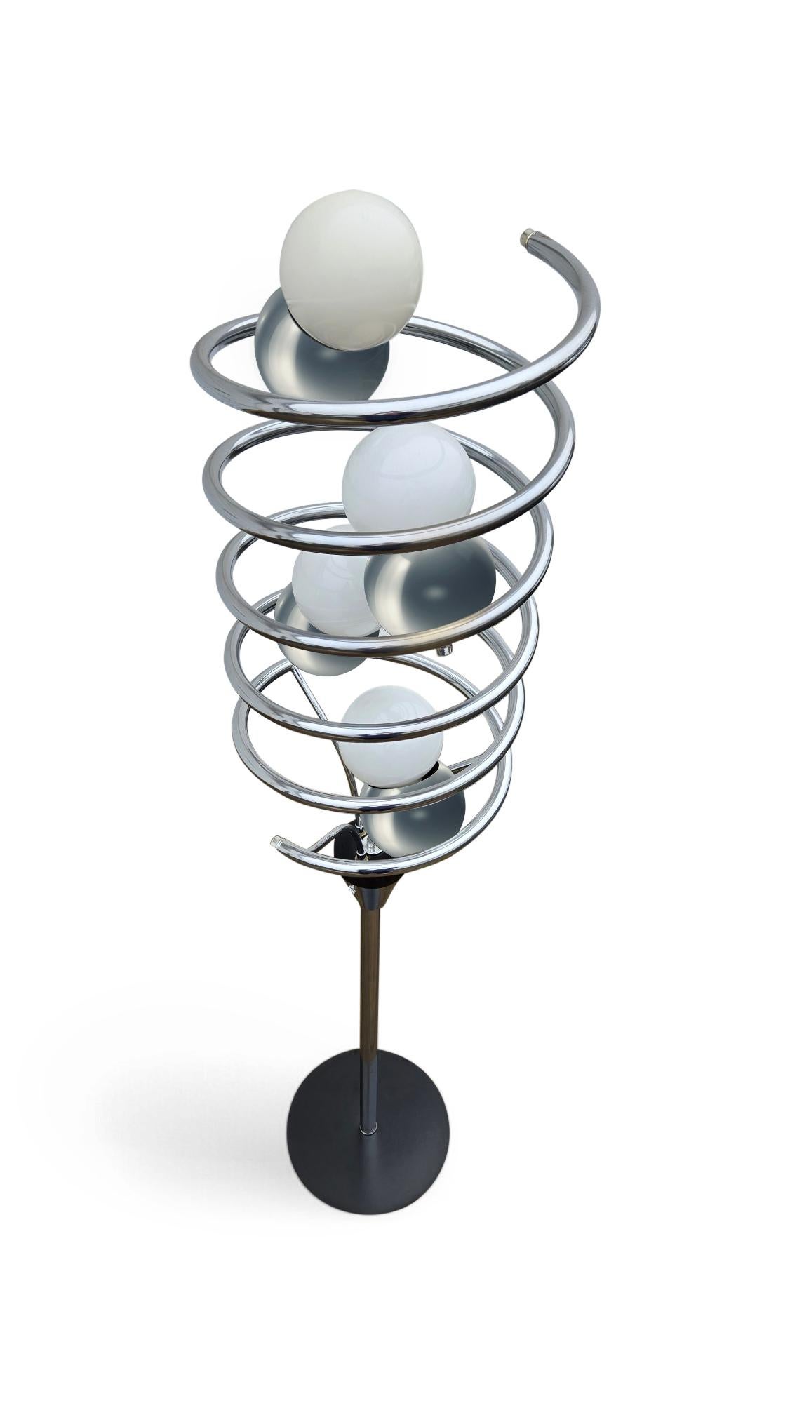 Mid-Century moderno Lampada da terra a spirale in cromo atomico A Space AGE in vendita