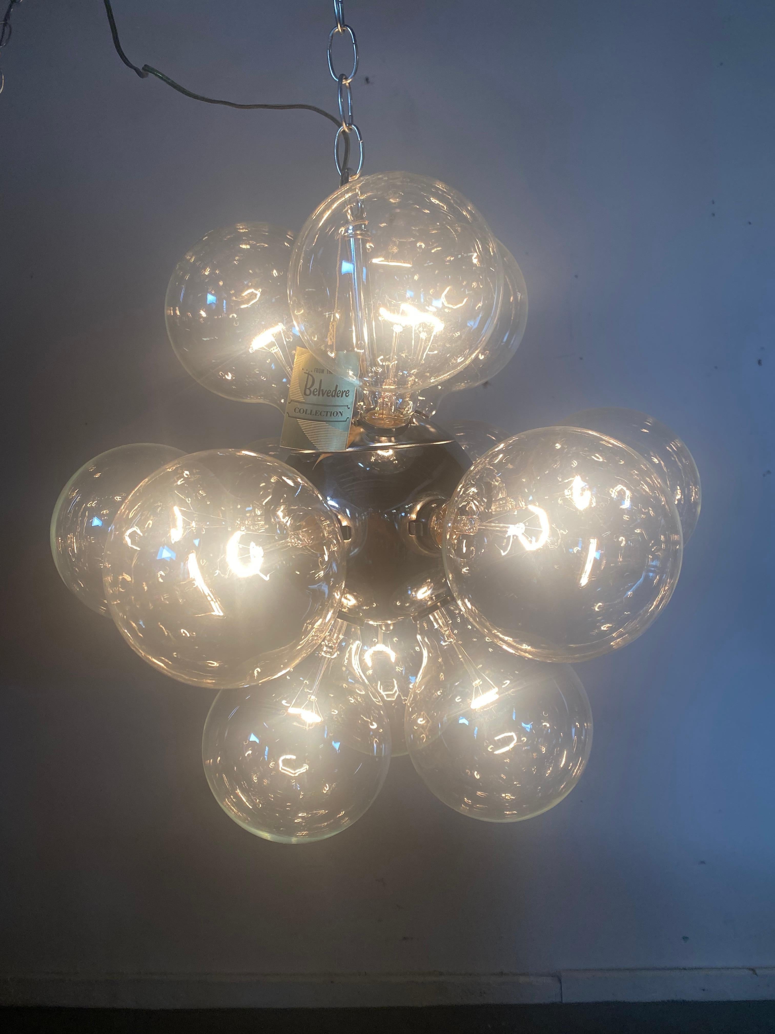 Lustre à pendentif en forme de grappe atomique de l'ère spatiale par Belvedere..Design iconique.. Nouveau / Old Stock..Toutes les lumières ont été testées et fonctionnent... chaîne et dimmer's d'origine... Parfait complément à votre environnement