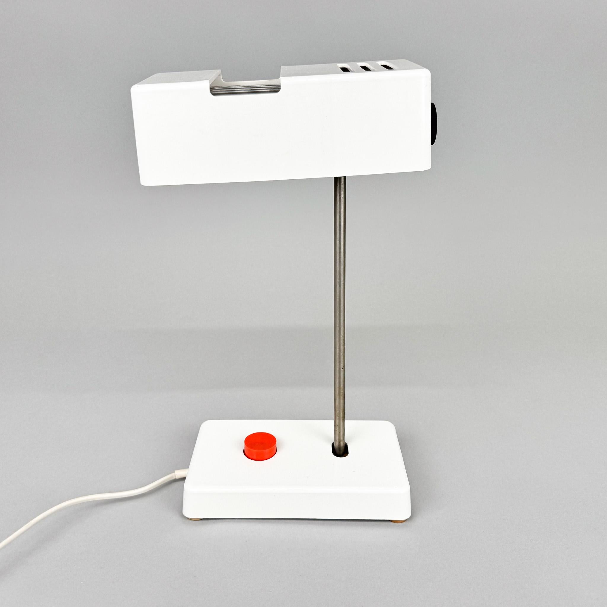 Lampe de table ou de bureau en bakélite blanche du milieu du siècle, attribuée au designer Klaus Musinowski. Produit par VEB Zweckleuchtenbau Dresden (Allemagne) dans les années 1980. 
Ampoule : 1 x E27 (E26). L'adaqpter américain est inclus.
