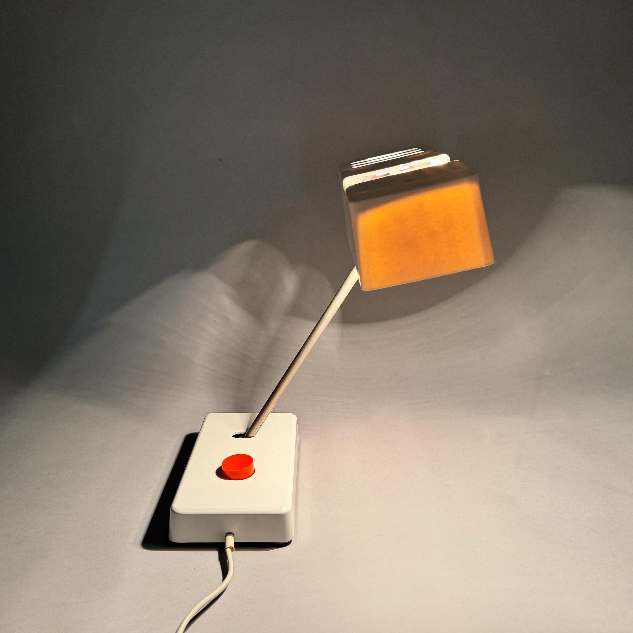 Bakélite Lampe de bureau en bakélite de l'ère spatiale Klaus Musinowski pour VEB Dresden, Allemagne en vente