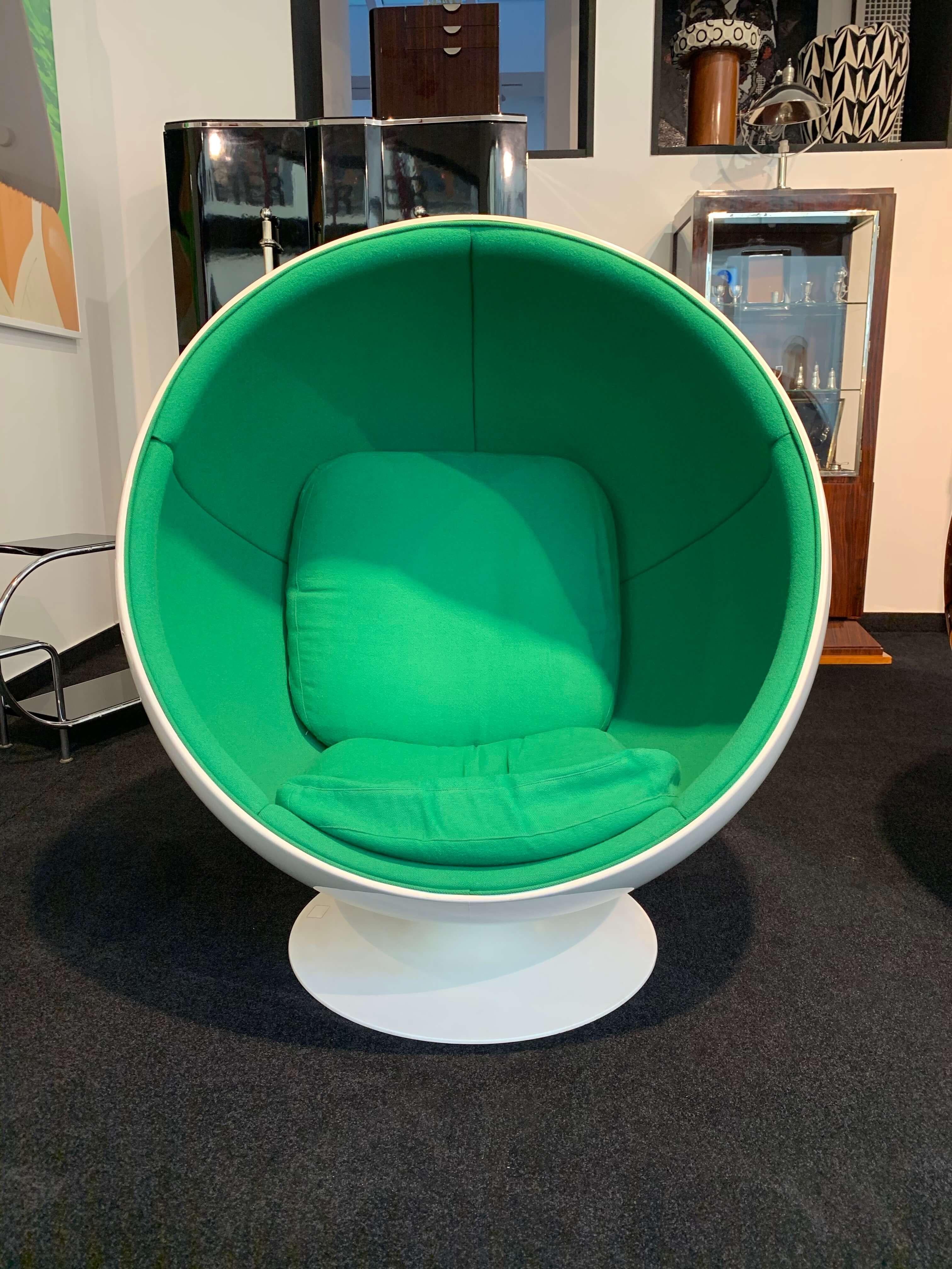 Space Age Ball Chair by Adelta:: Eero Aarino:: Grün und Weiß:: Finnland (Finnisch)