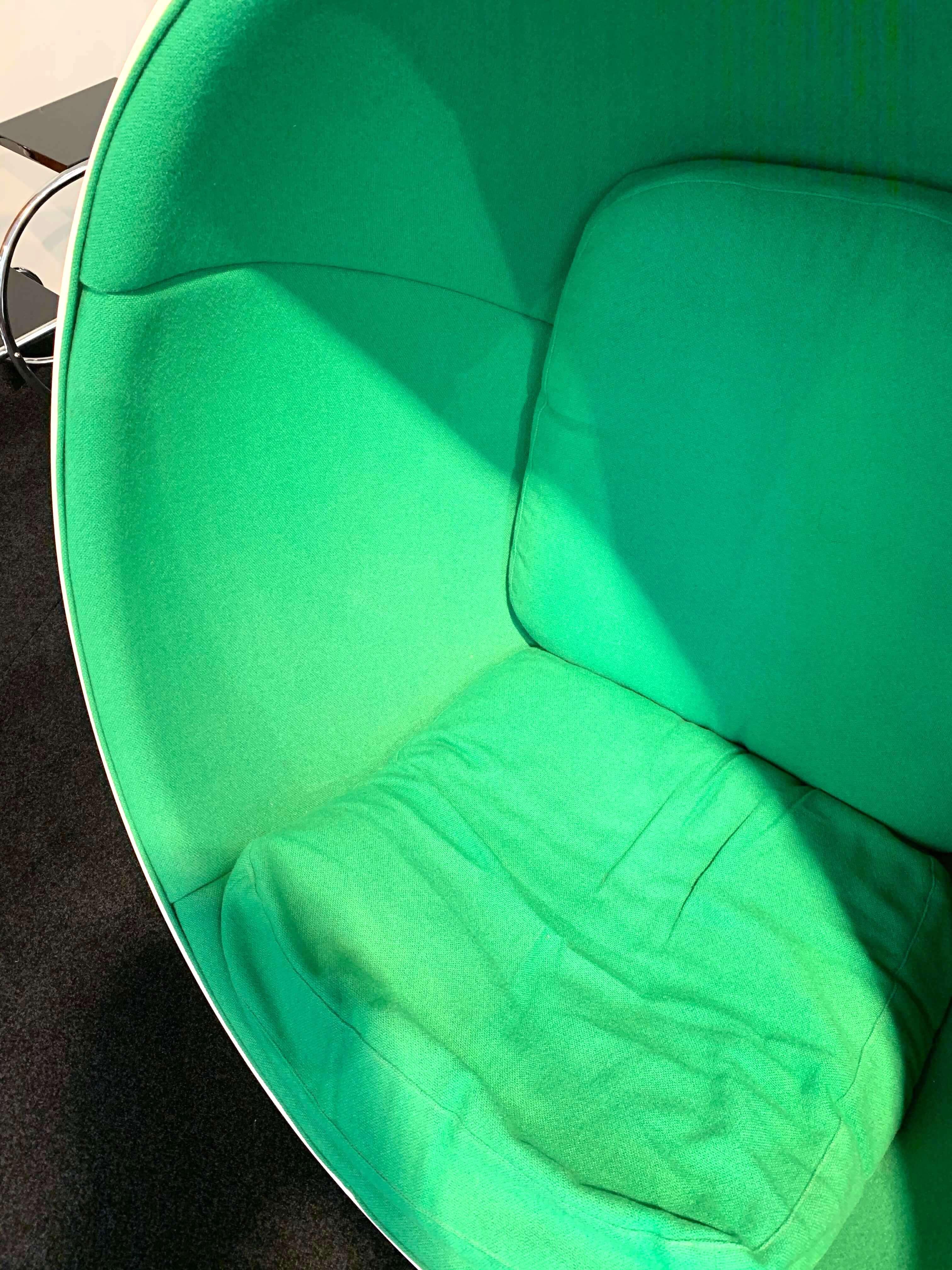 Space Age Ball Chair by Adelta:: Eero Aarino:: Grün und Weiß:: Finnland (Lackiert)