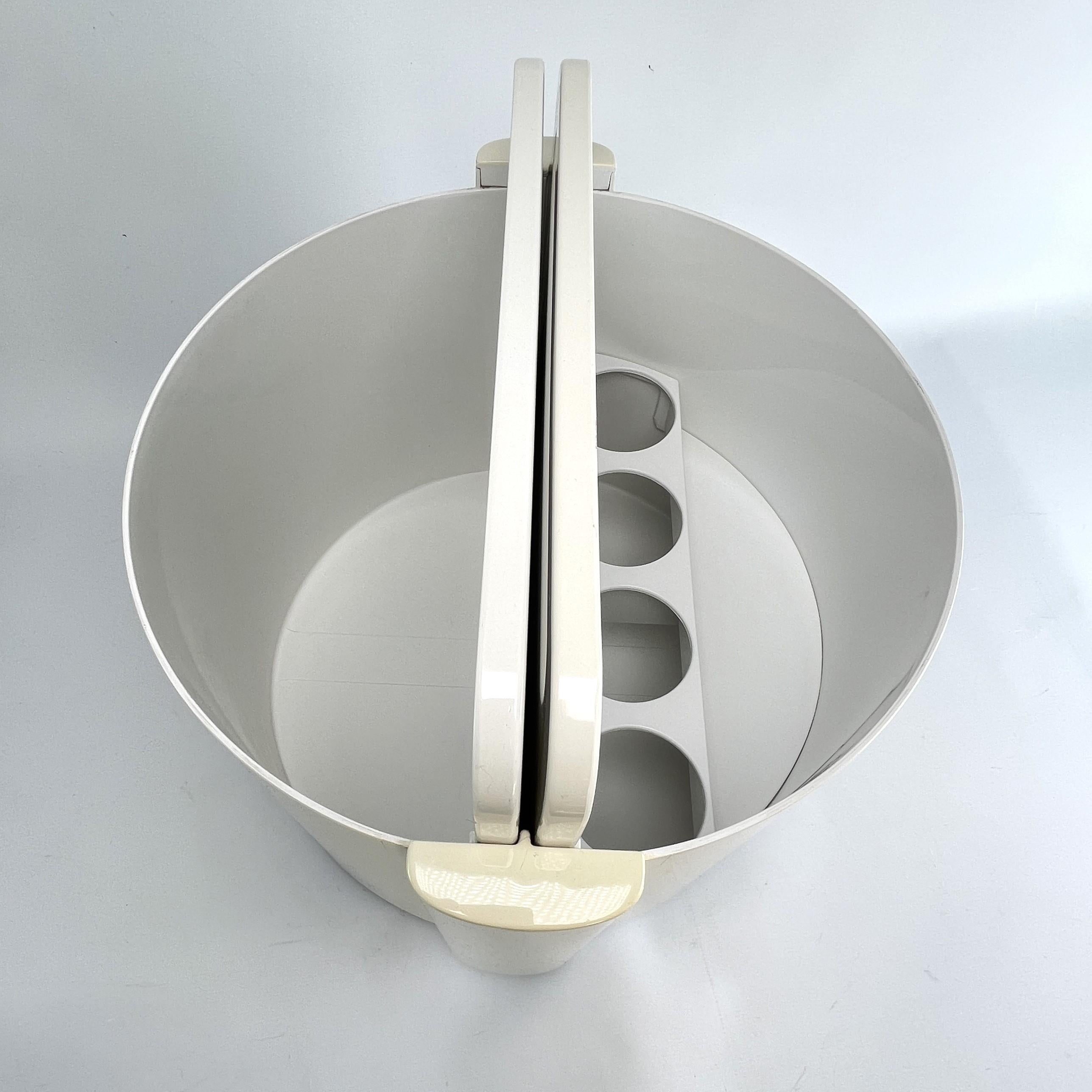original space age bar trolley Tischwagen, 1970er Jahre

Dieser stilvolle Beistelltisch aus den 70er Jahren ist ein Entwurf der Designerin Lavia Castelli. Diese unverwechselbare Design-Ikone hat im Inneren des runden Korpus ein Fach für vier