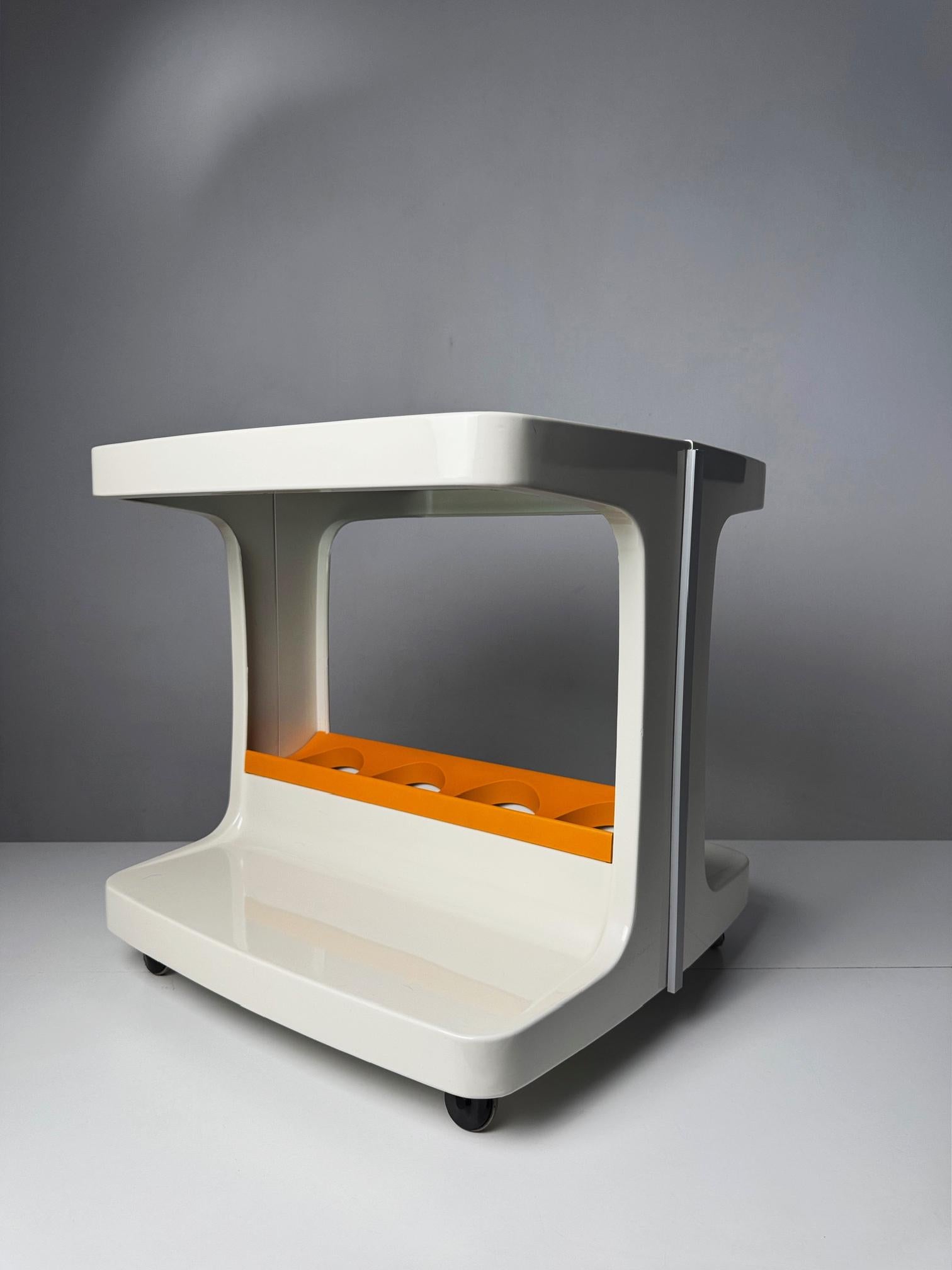 Dieser französische Space-Age-Barwagen mit Flaschenhalter, dessen Design Marc Held in den 1970er Jahren für Prisunic entworfen hat, verkörpert den innovativen Geist einer Ära, die von futuristischen Formen und Funktionalität fasziniert war. Marc