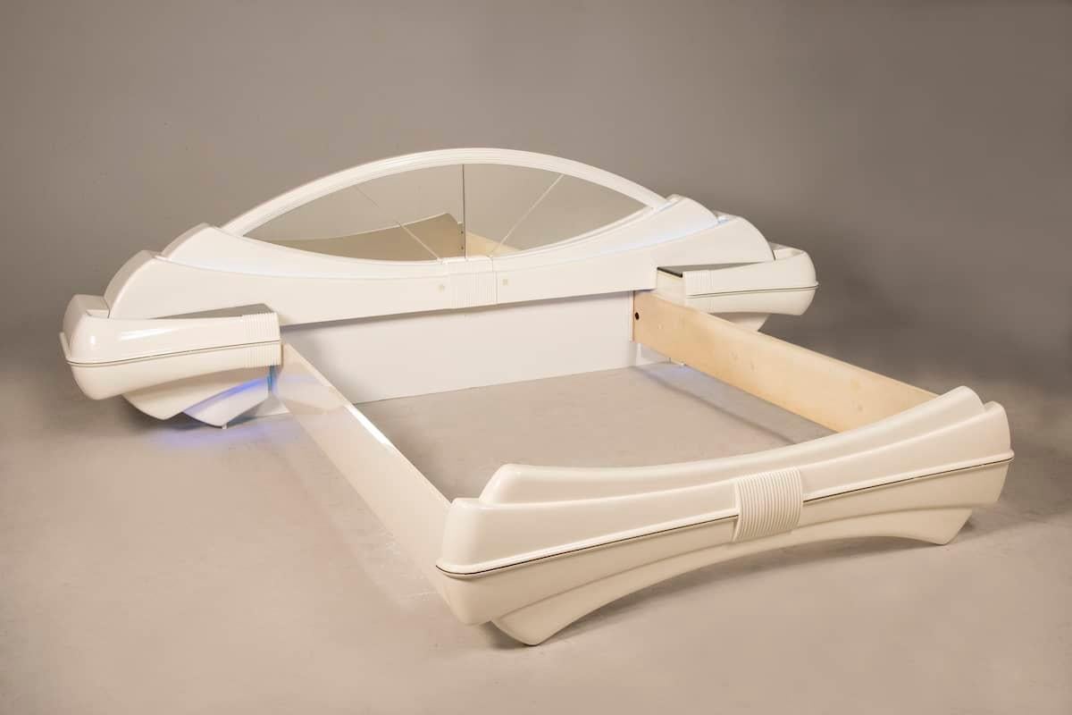Italian Space Age bed in white lacquered wood 1970s DBM Italia For Sale