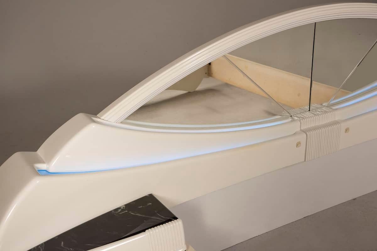 Space Age bed in white lacquered wood 1970s DBM Italia For Sale 4