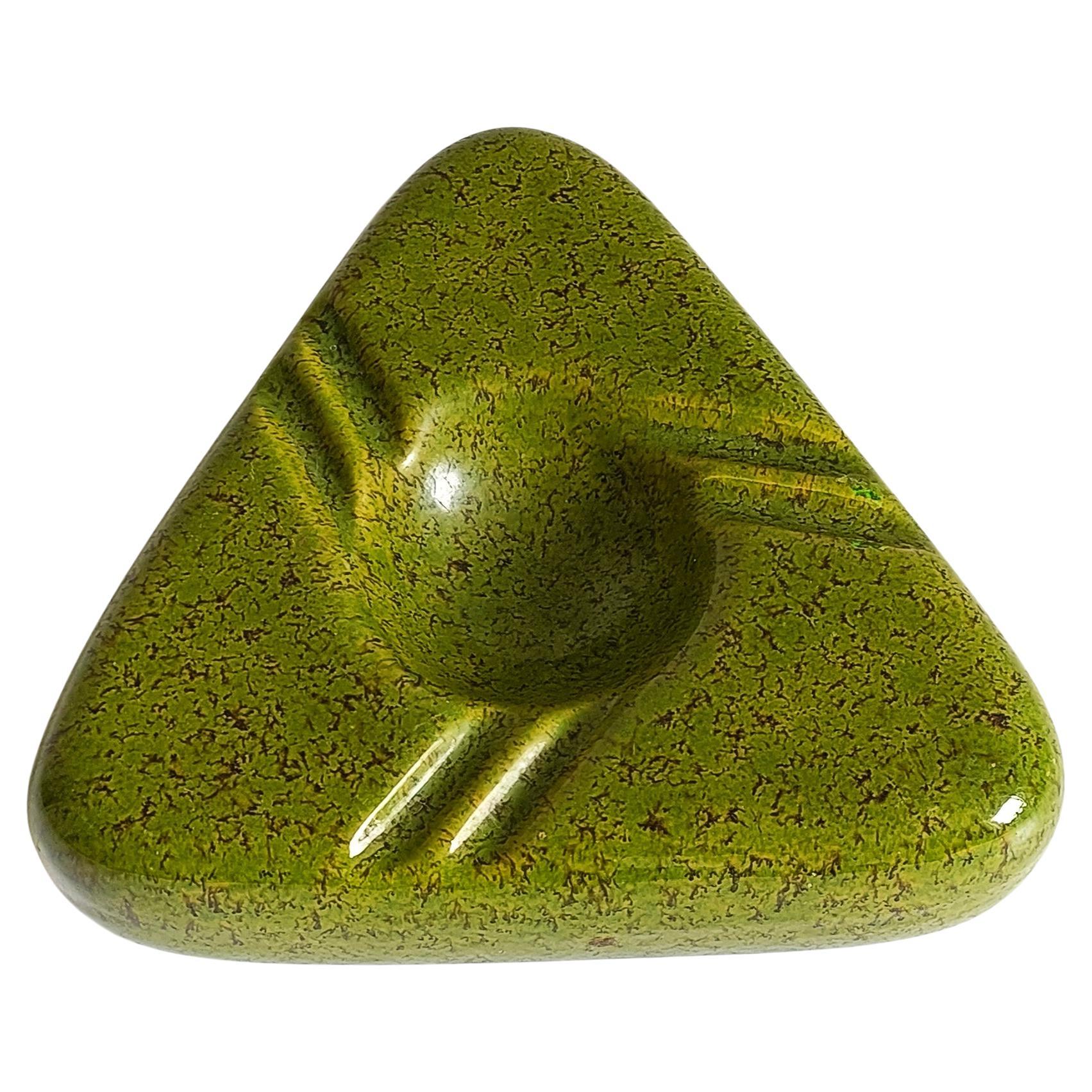 Questo bellissimo posacenere o vide-poche in ceramica di Roberto Rigon per Bertoncello è un pezzo forte del design A Space Age del Mid-Century. La sua forma è un triangolo liscio e arrotondato, che crea una forma moderna ma organica, funzionale e