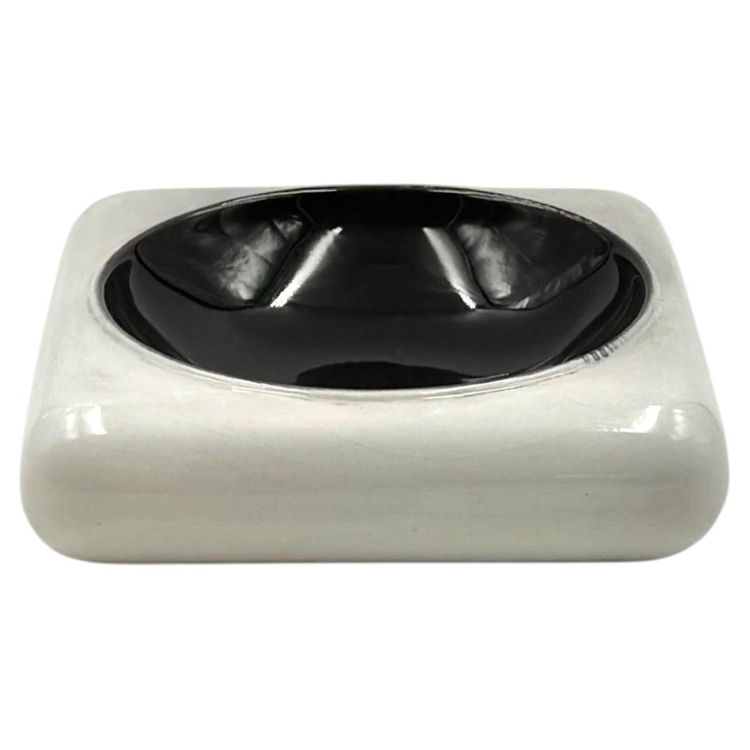 Space age black and white ceramic ashtray / vide poche, Italy 1970s For Sale