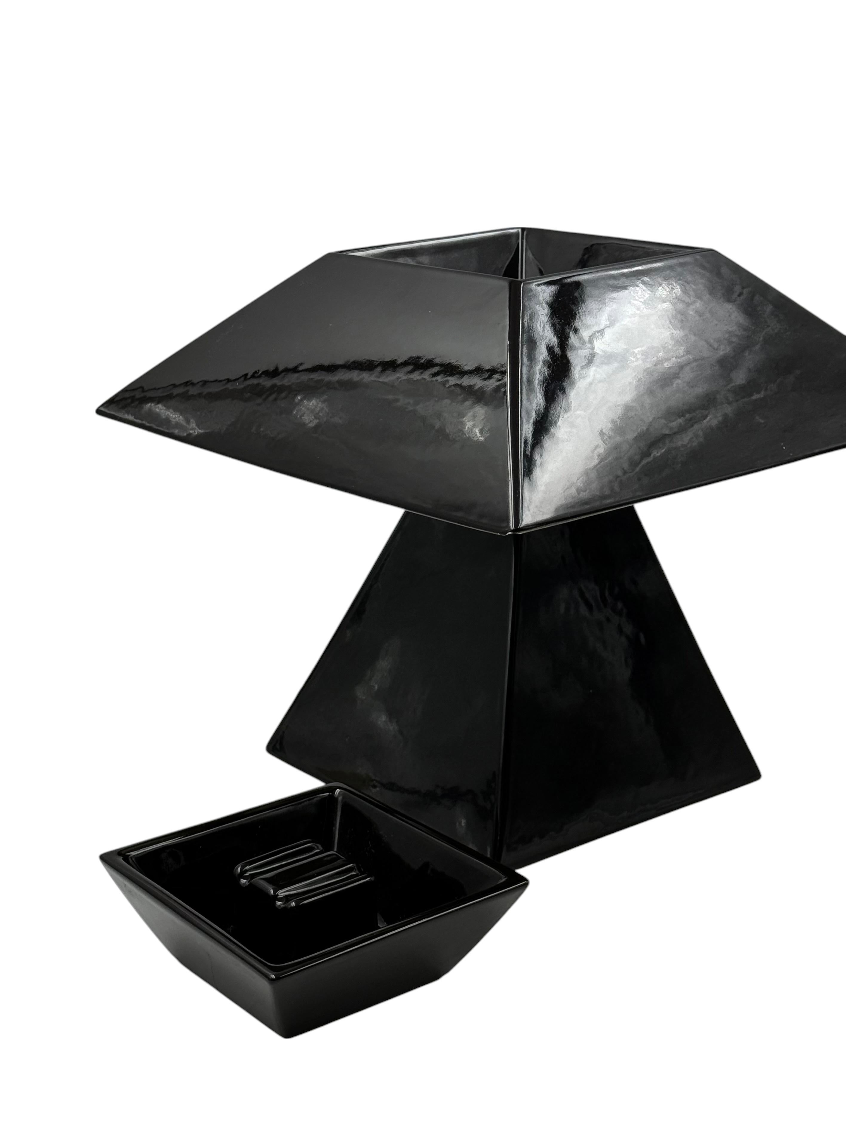 Space age black ceramic table lamp, Italy 1970s Cerámico en venta