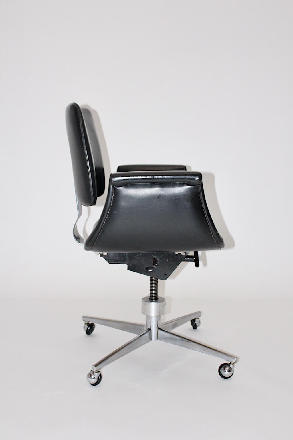 A Space Fauteuil de bureau en simili cuir noir Swan Fauteuil de bureau 1960 Bon état - En vente à Vienna, AT