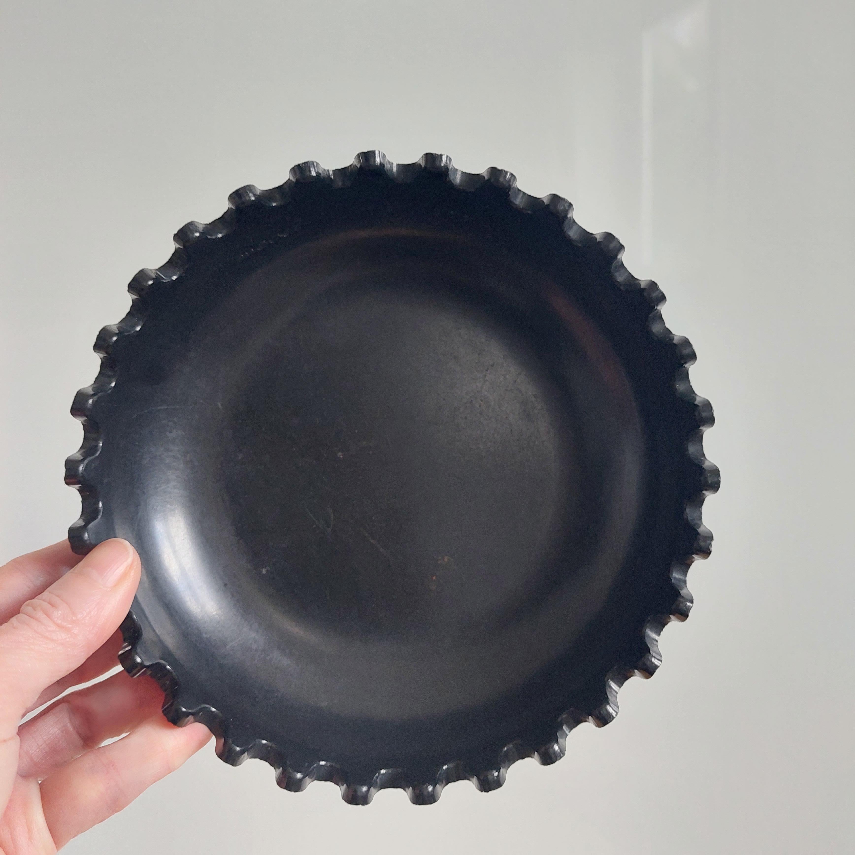 Space age Black Mebel Clam Ashtray Bowl by Alan Fletcher, 1970 For Sale 3