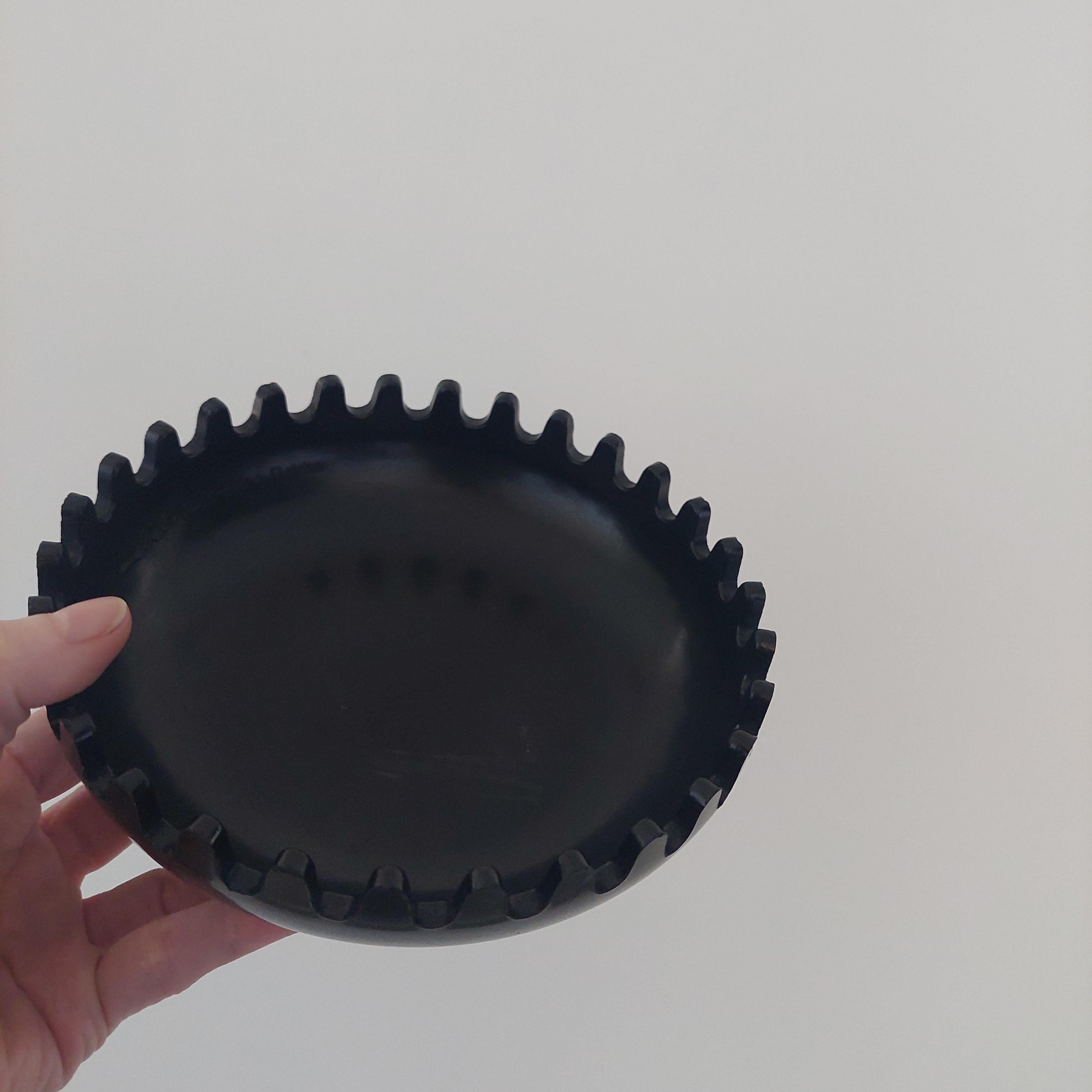 Space age Black Mebel Clam Ashtray Bowl by Alan Fletcher, 1970 In Good Condition For Sale In Leamington Spa, GB
