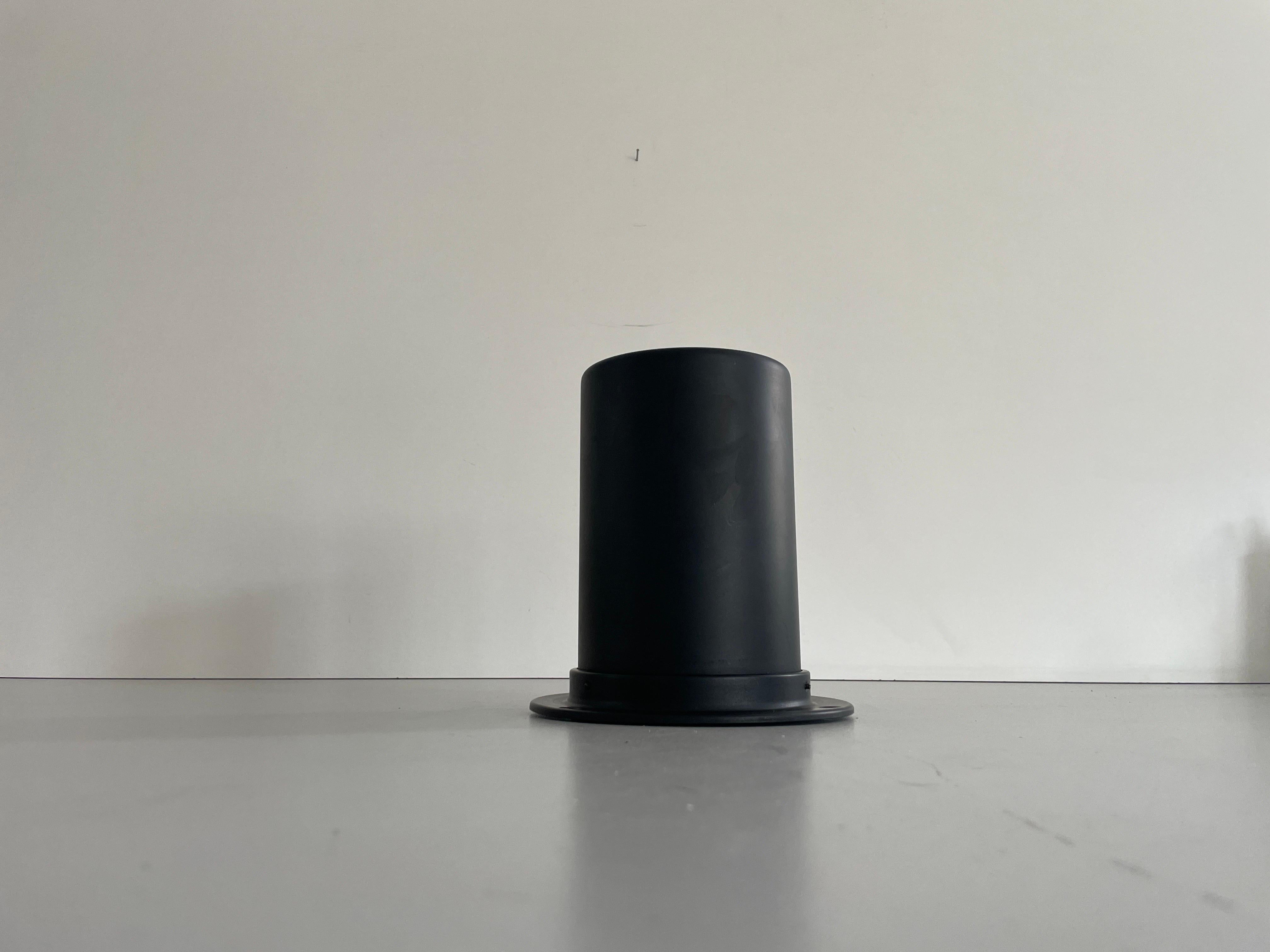Lampada da soffitto o da parete in metallo nero A Space AGE, anni '70, Germania

Il paralume è in ottime condizioni vintage.
8 pezzi disponibili

Questa lampada funziona con lampadine E27. 
Cablato e adatto all'uso con 220V e 110V per tutti i