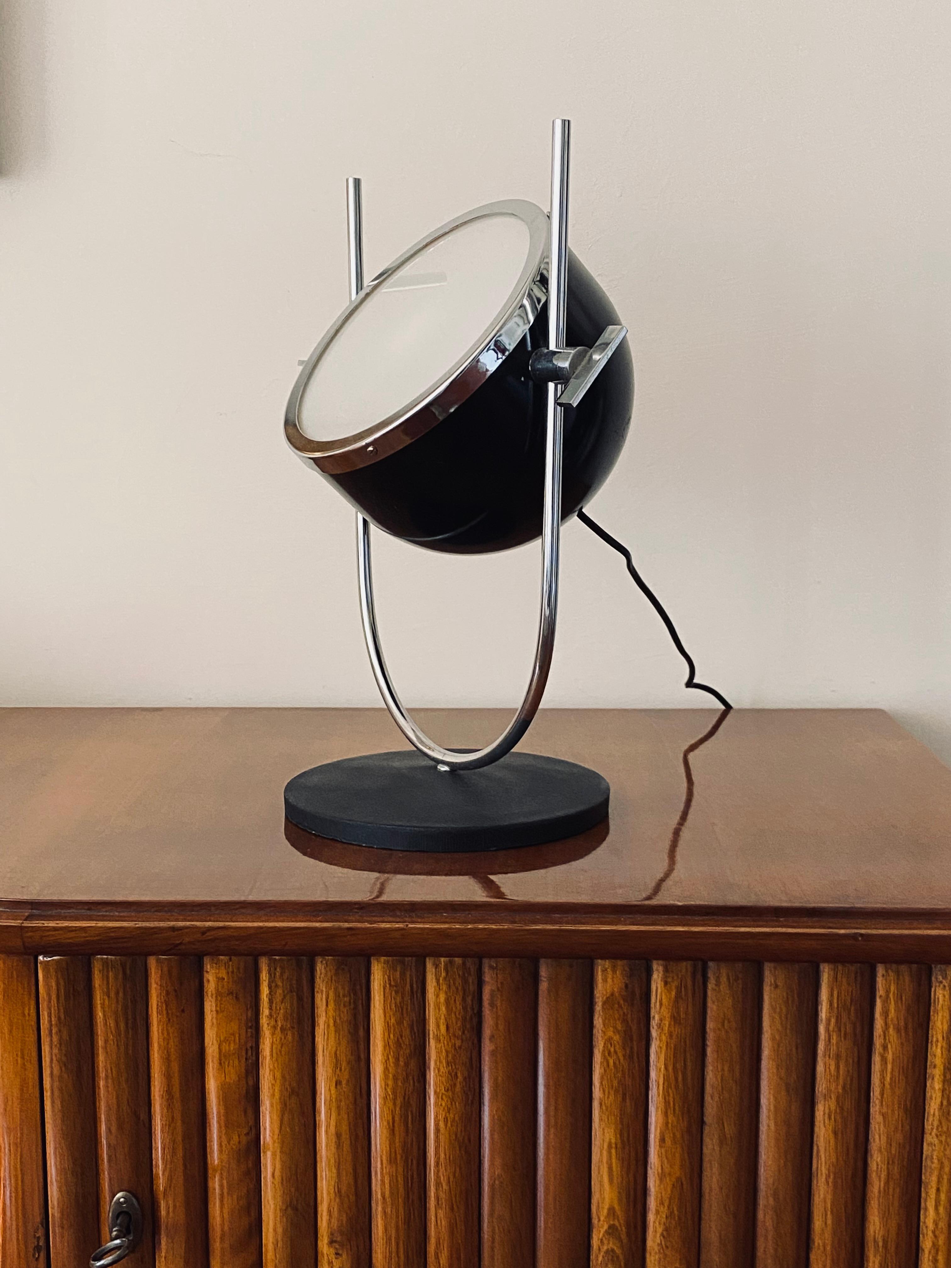 Space Age black spherical table lamp with patinated glass.

Italy, 1970s

Lacquered Metal, Patinated glass, chromed aluminum

Measures : H 41 cm - 32 cm

Conditions: Excellent consistent with age and use.