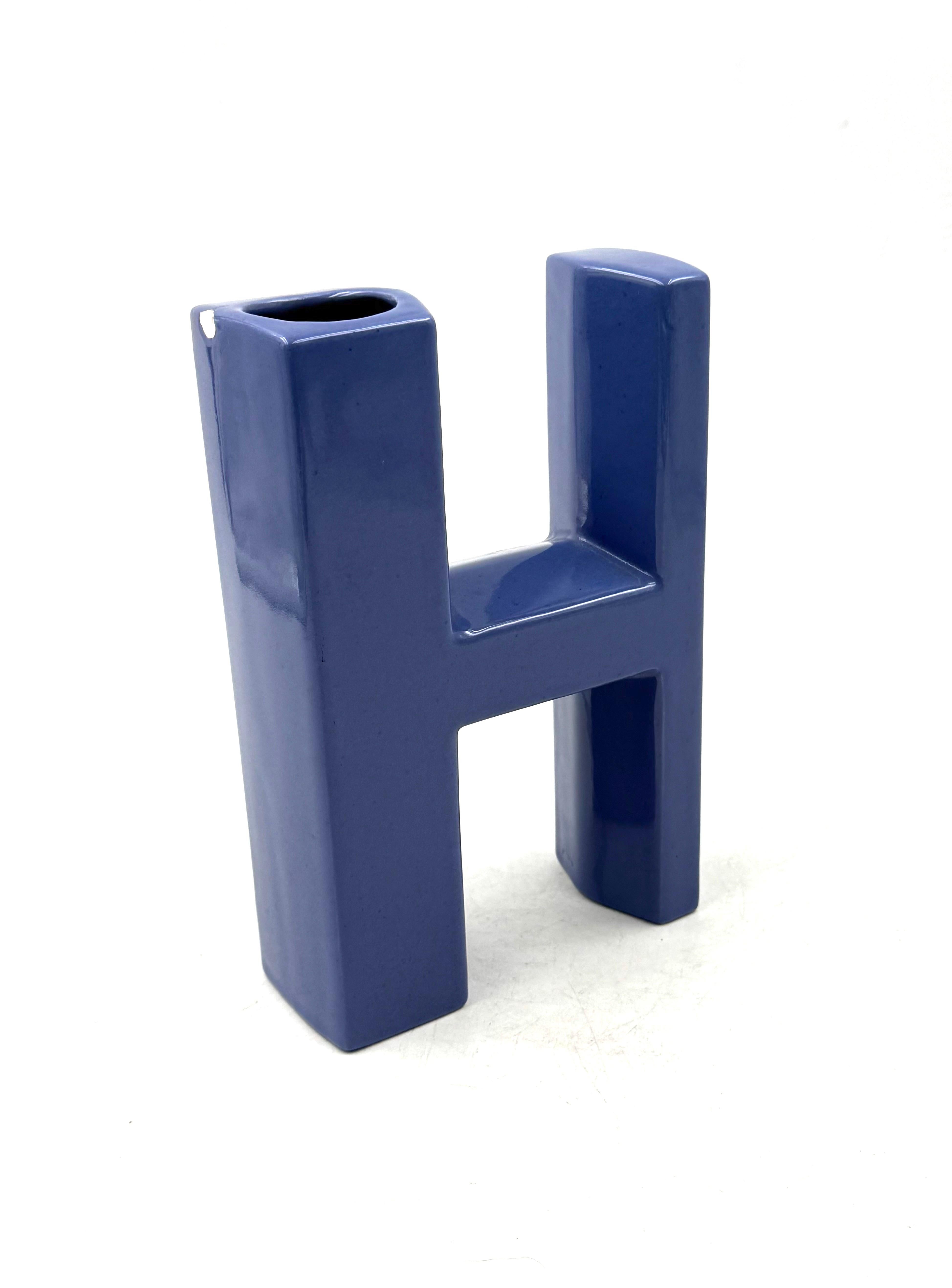 Florero de cerámica solifleur en forma de letra H azul de la era espacial  Creaciones Marcel Radureau en venta 1