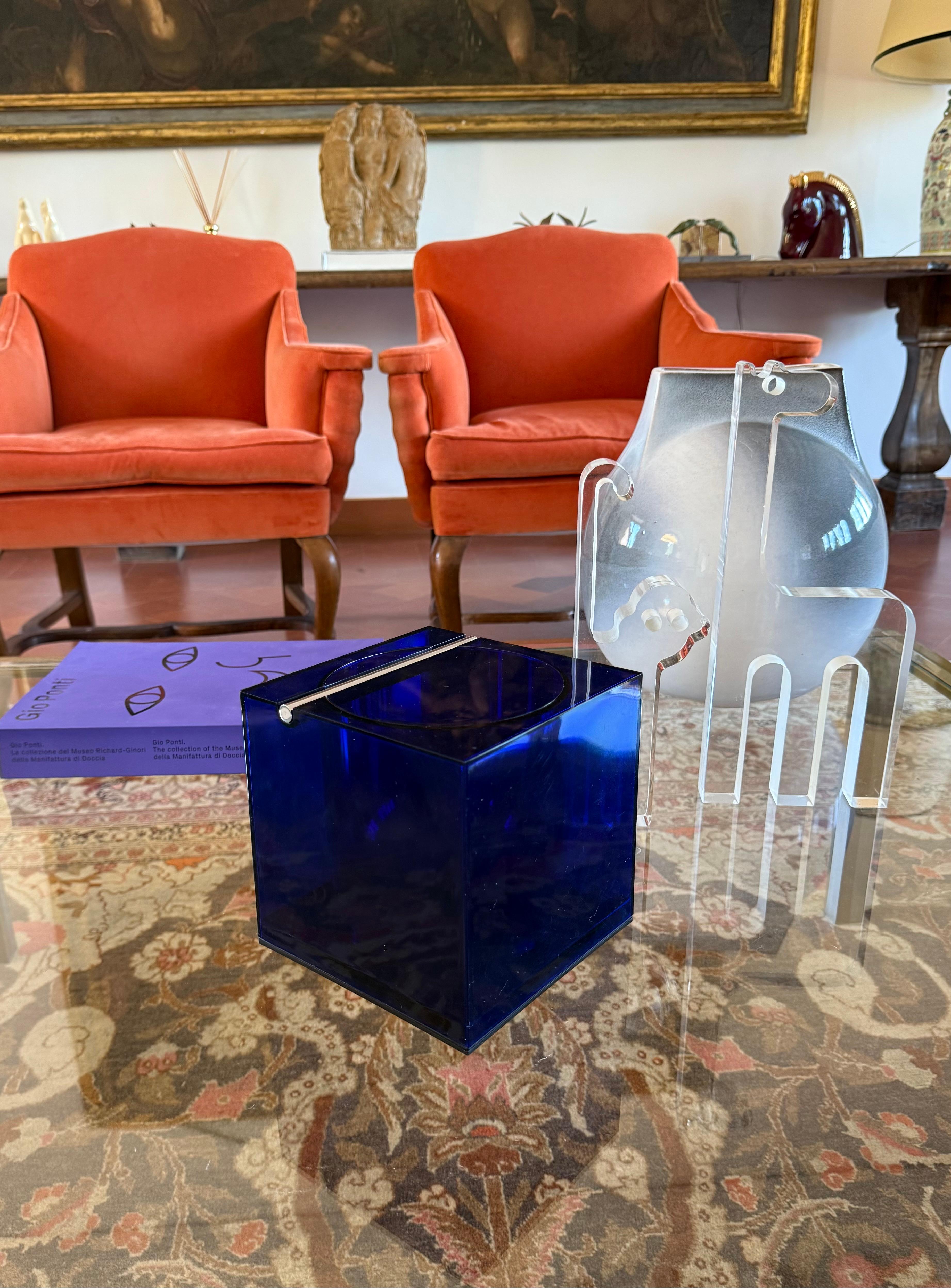Space age blue plastic Ice Bucket, Studio Opi, Cini & Nils Italy, ca. 1970s In Excellent Condition For Sale In Firenze, IT