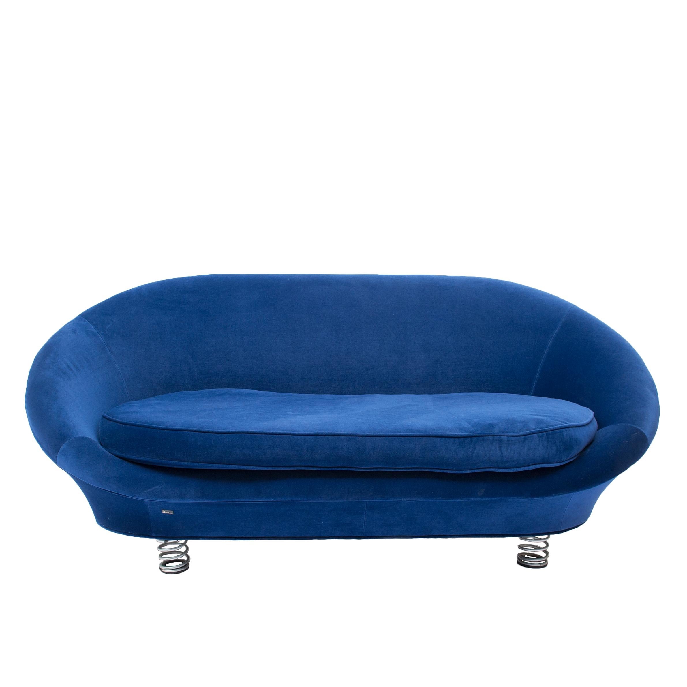 Blue velvet lounge “Loop” sofa designed by Bretz, Germany, 1980s. Very contemporary and comfortable lounge sofa in a very good vintage condition.