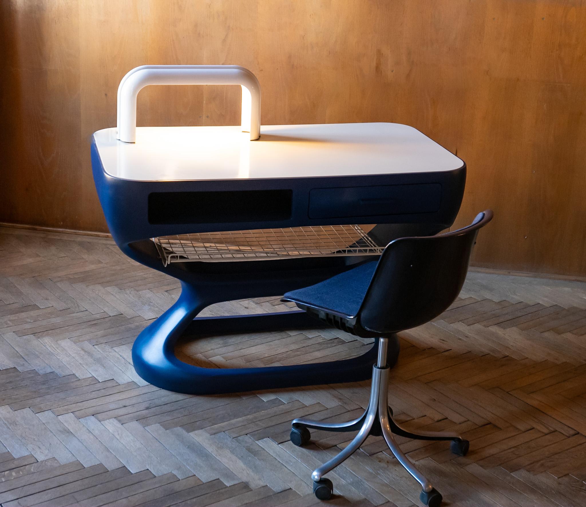 Space Age Blue White Fiberglass Desk in the Manner of Luigi Colani, Italy 70s 12