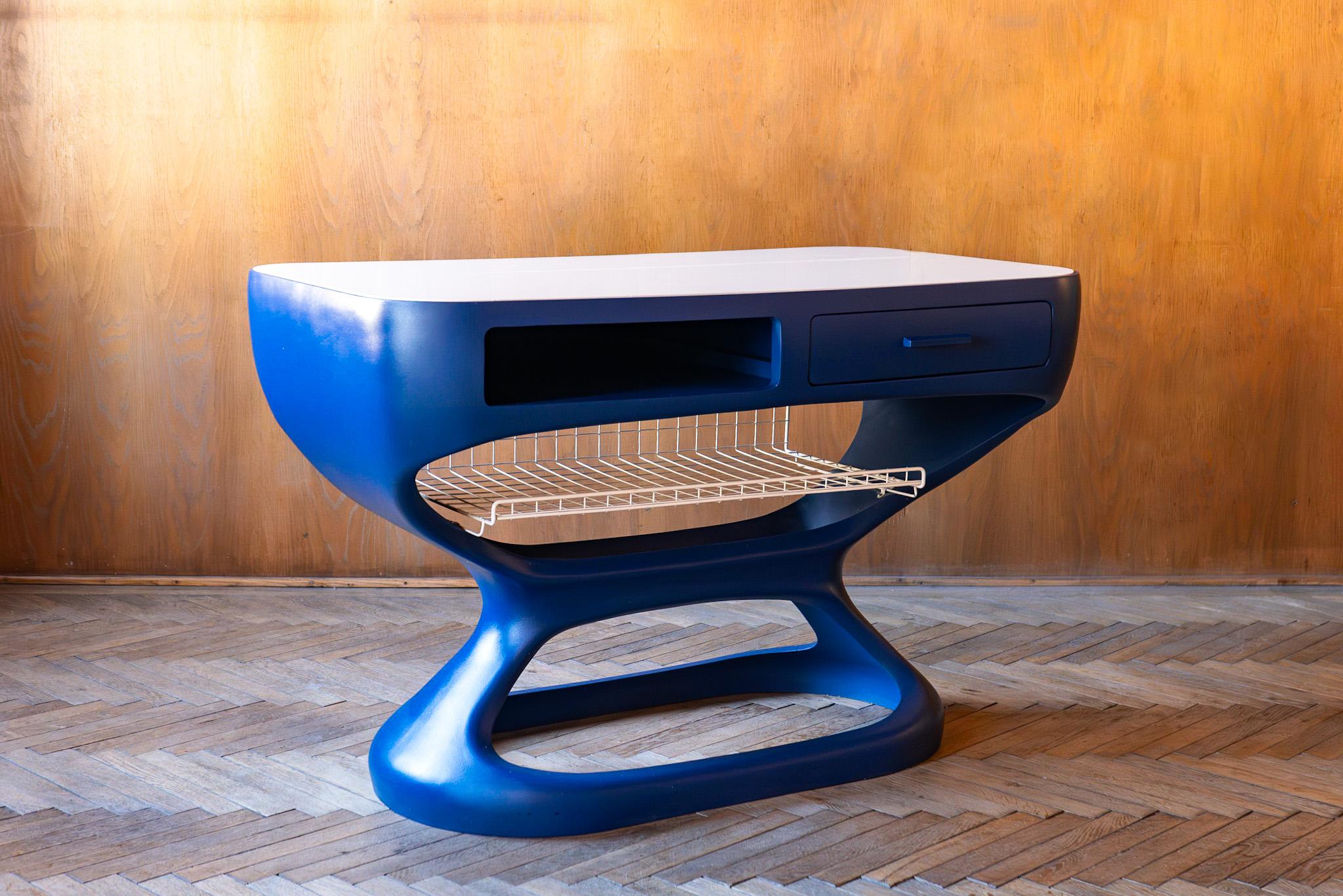 Space Age Blue White Fiberglass Desk in the Manner of Luigi Colani, Italy 70s.

This rare space-age desk seamlessly blends retro-futurism with artistic expression. This extraordinary writing table, reminiscent of the iconic style of Luigi Colani, is