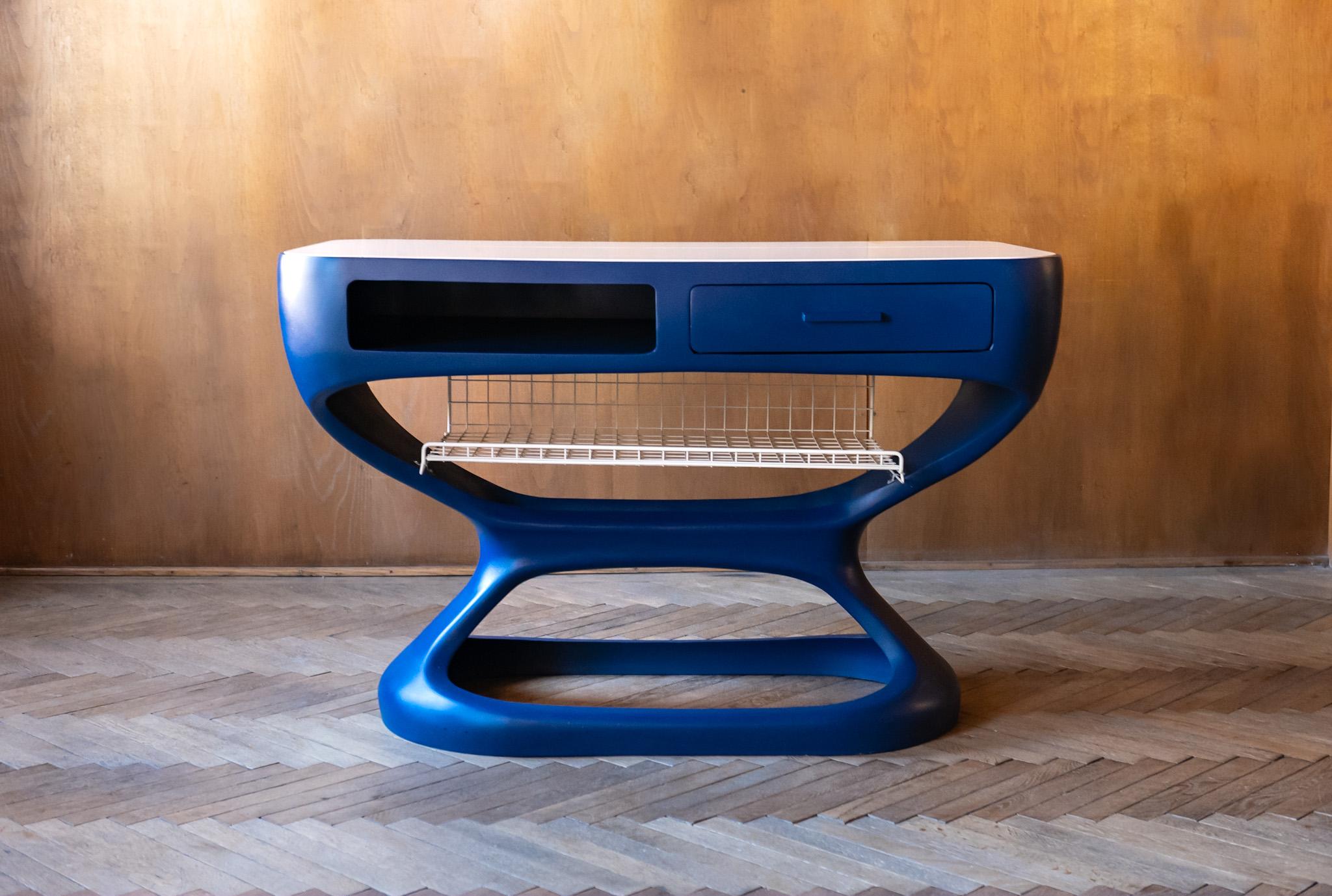 Space Age Blue White Fiberglass Desk in the Manner of Luigi Colani, Italy 70s In Good Condition In Vienna, AT