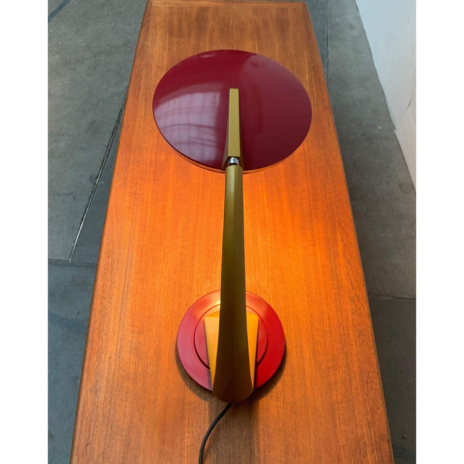 Rare lampe de table du célèbre fabricant de luminaires Chamfer d'après un design de Luis Pérez de la Luminaire des années 60. Ici dans une coloration spéciale en jaune et rouge.

Un design imposant de grande qualité. Les pièces élégantes du bras,