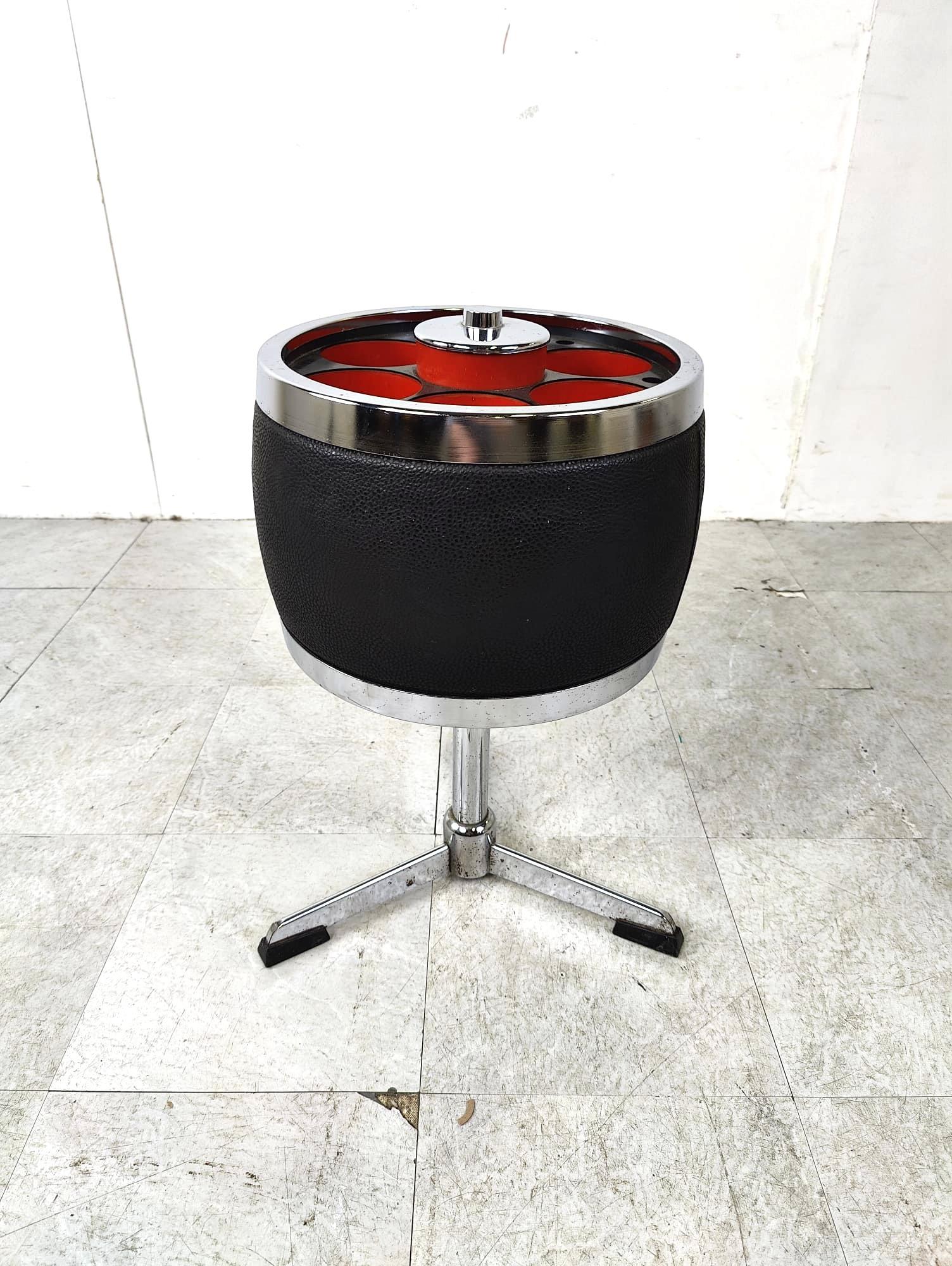 Vintage space age bottle holder side table with an organe and black plastic top and chromed base.

Cool decorative piece.

1960s - Belgium

Good overall condition

Dimensions:
Height: 56cm
Diameter: 40cm

Ref.: 526322