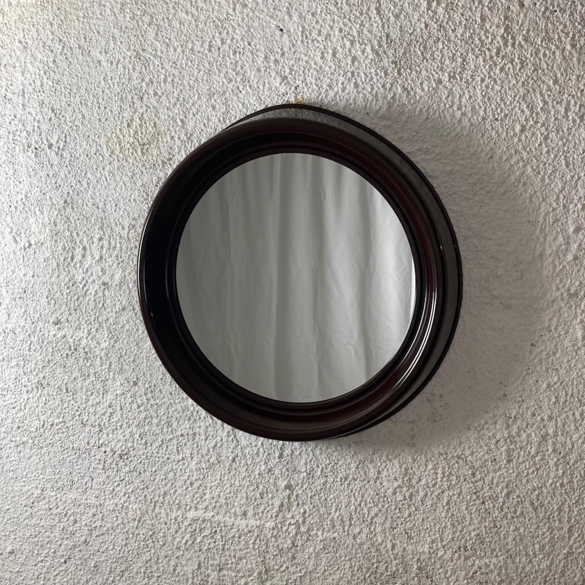 Rare chocolate brown wall mirror produced by the renowned italian maker Dal Vera, Conegliano in the 70s.

The quality and thickness of the circular plastic body is simply unobtainable, a signature of the italian brand. The 70s typical brown finish