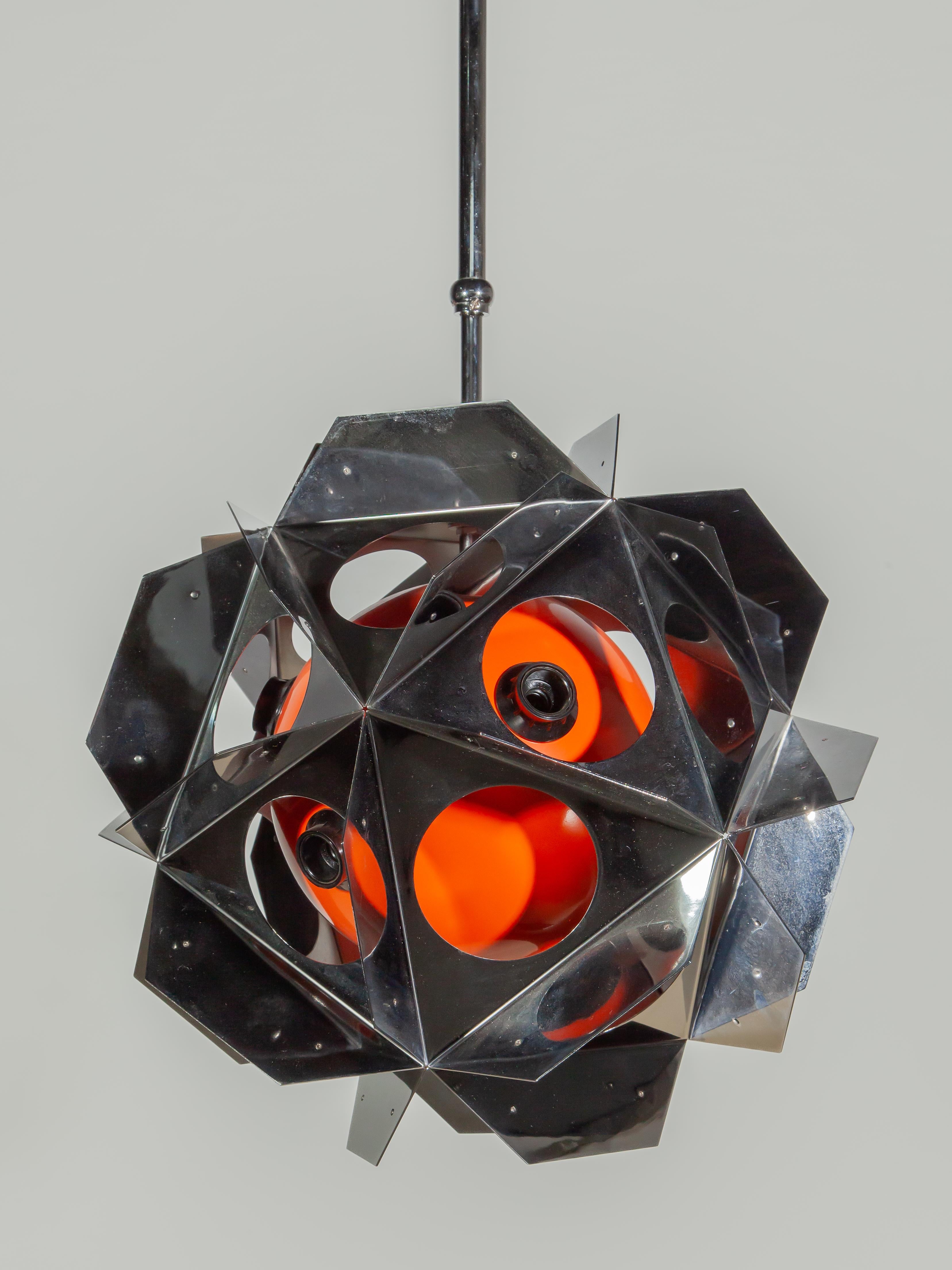 Set di due lampadari geometrici arancioni in stile Bruno Munari, A Space Age in vendita 4