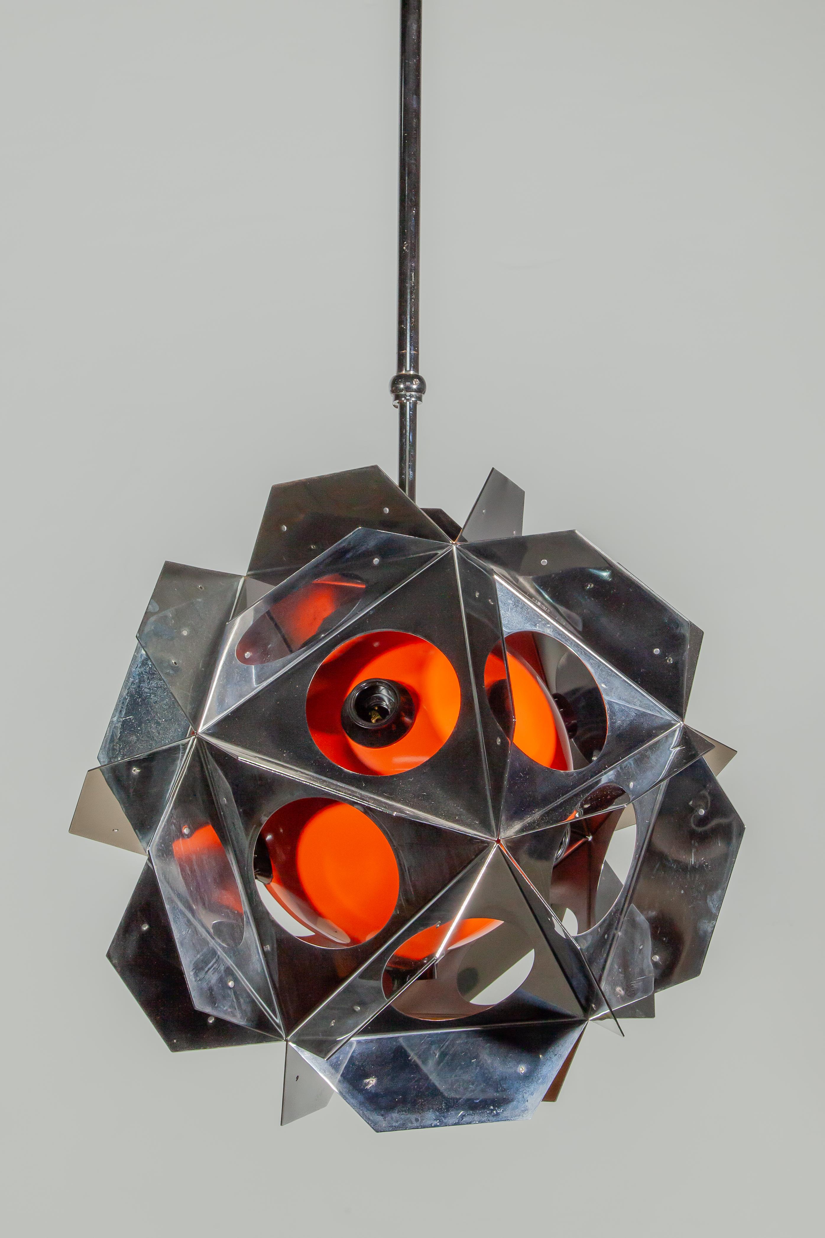 Set di due lampadari geometrici arancioni in stile Bruno Munari, A Space Age in vendita 7