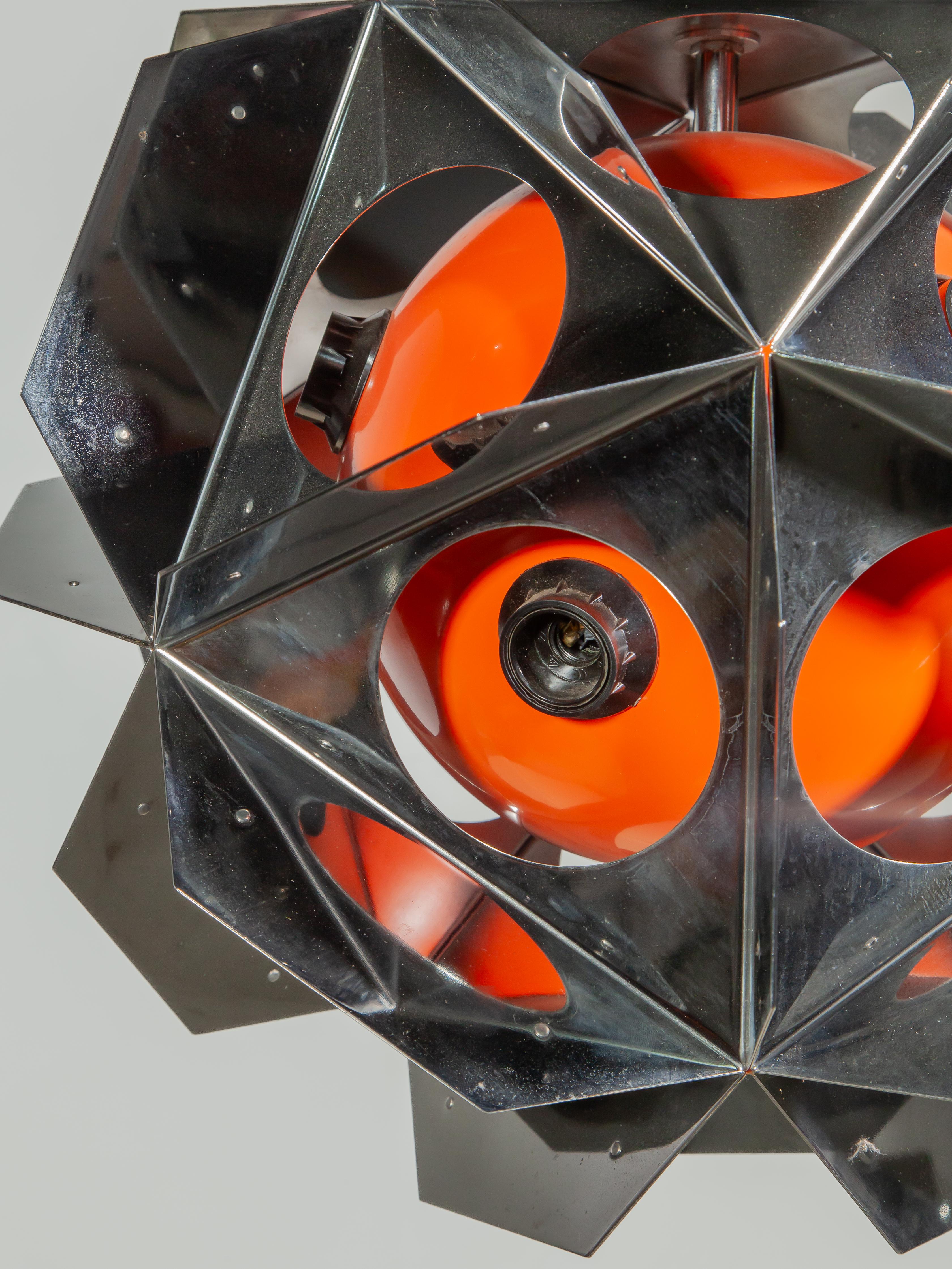 Set di due lampadari geometrici arancioni in stile Bruno Munari, A Space Age in vendita 12