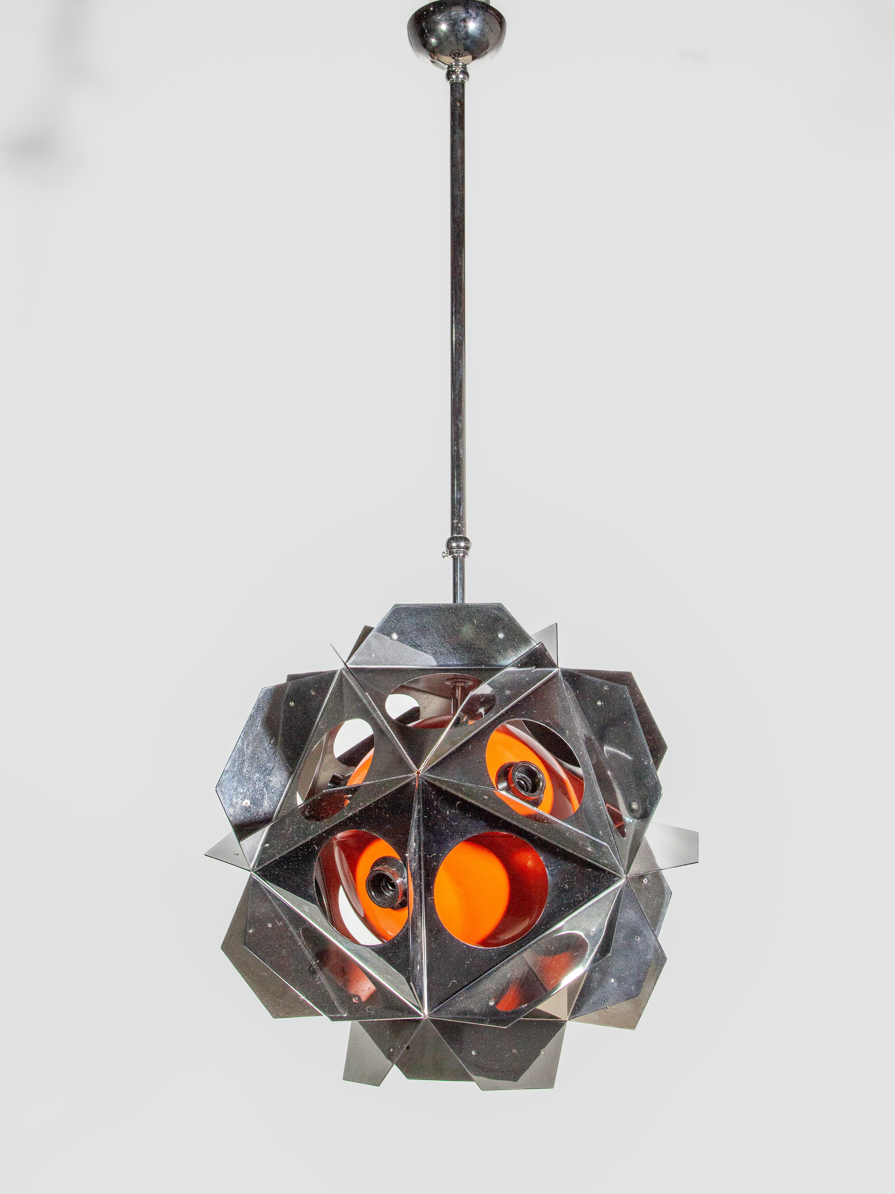 Set di due lampadari Space AGE con globo arancione e metallo geometrico cromato, disegnati da Paul De Haan, Manufacture Jolina, Paesi Bassi. Usato. In perfette condizioni originali. Prezzo di un pezzo unico.