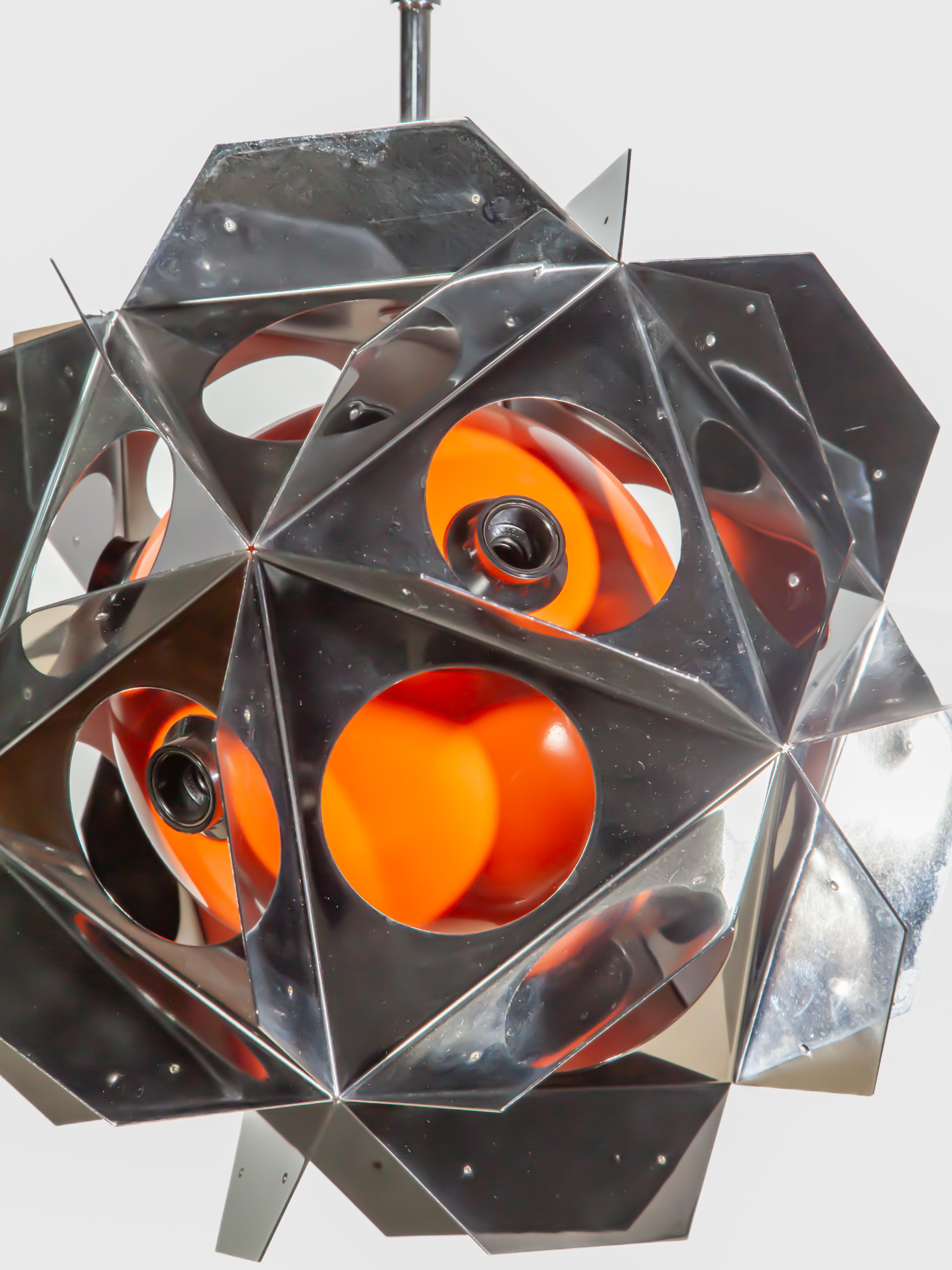 Fatto a mano Set di due lampadari geometrici arancioni in stile Bruno Munari, A Space Age in vendita